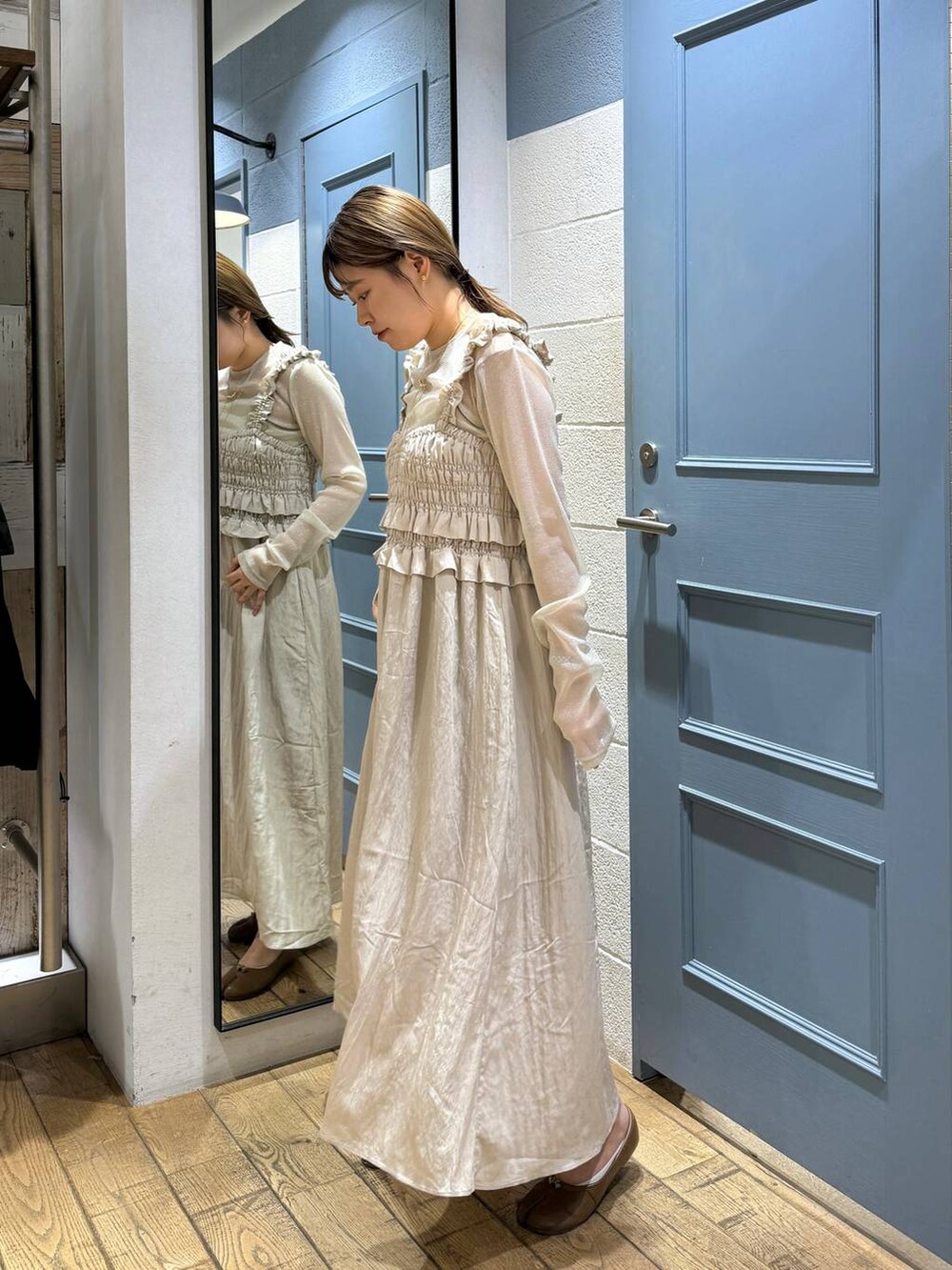 ホワイト系のワンピース、ホワイト系のTシャツ/カットソー、シルバー系のネックレスを着用したレディースの夏コーディネートの3枚目の写真