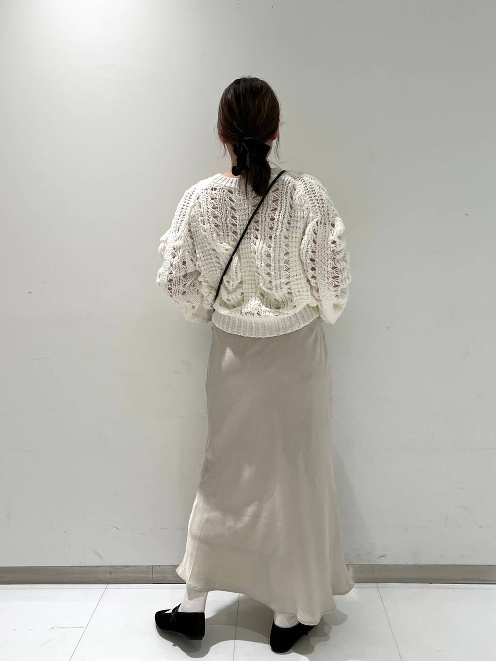 その他のパンプス、ホワイト系のニット/セーター、ブラック系のショルダーバッグを着用したレディースの秋コーディネートの4枚目の写真