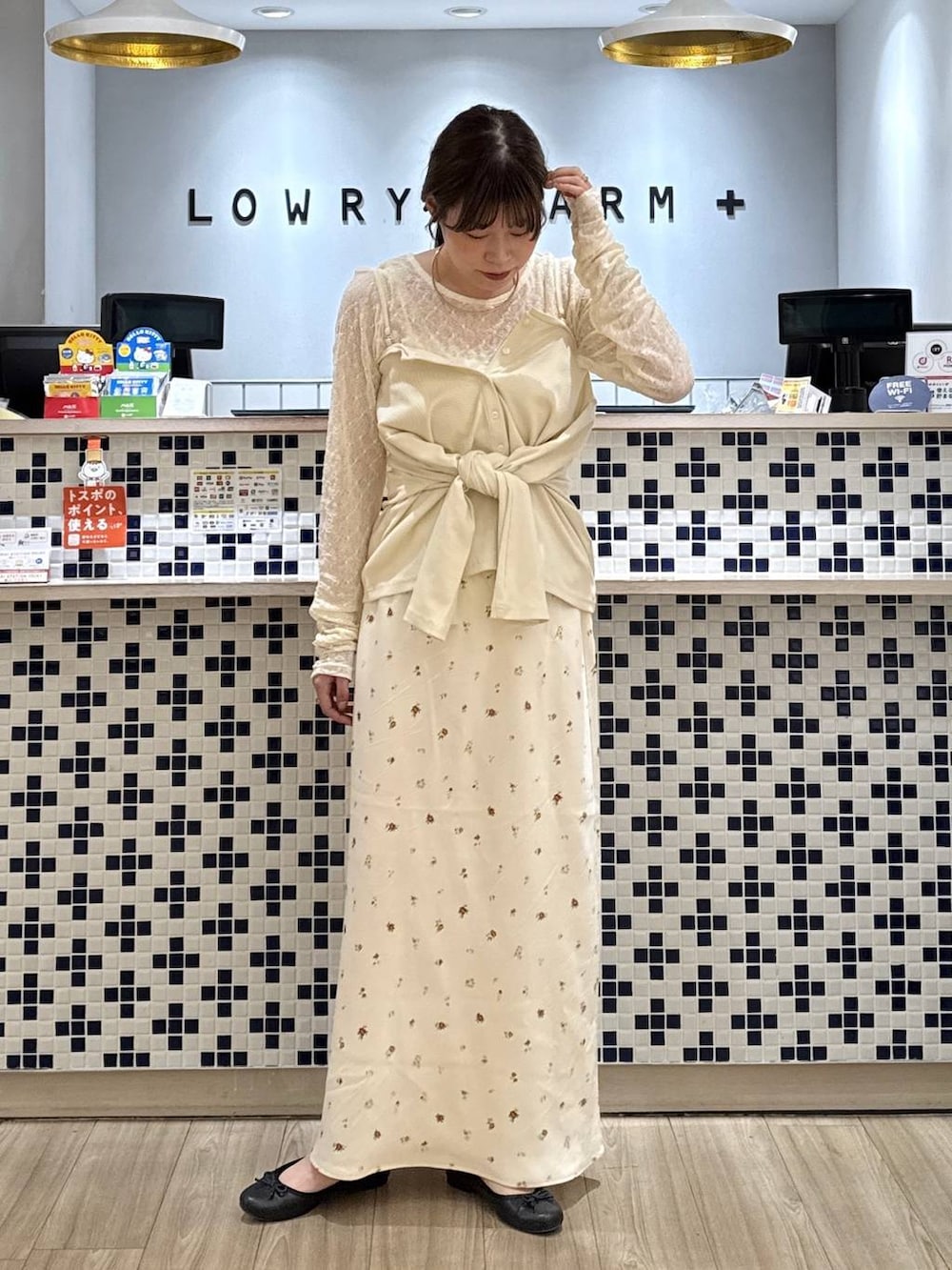 ホワイト系のTシャツ/カットソー、ホワイト系のカーディガン/ボレロ、ホワイト系のスカートを着用したレディースの秋コーディネートの5枚目の写真