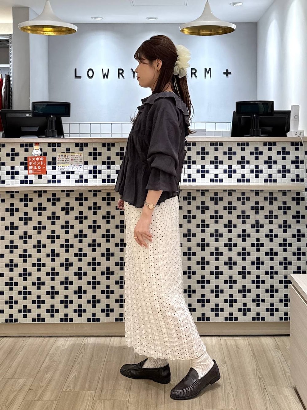 ホワイト系のスカート、ブラウン系のローファー、グレー系のシャツ/ブラウスを着用したレディースの春コーディネートの3枚目の写真