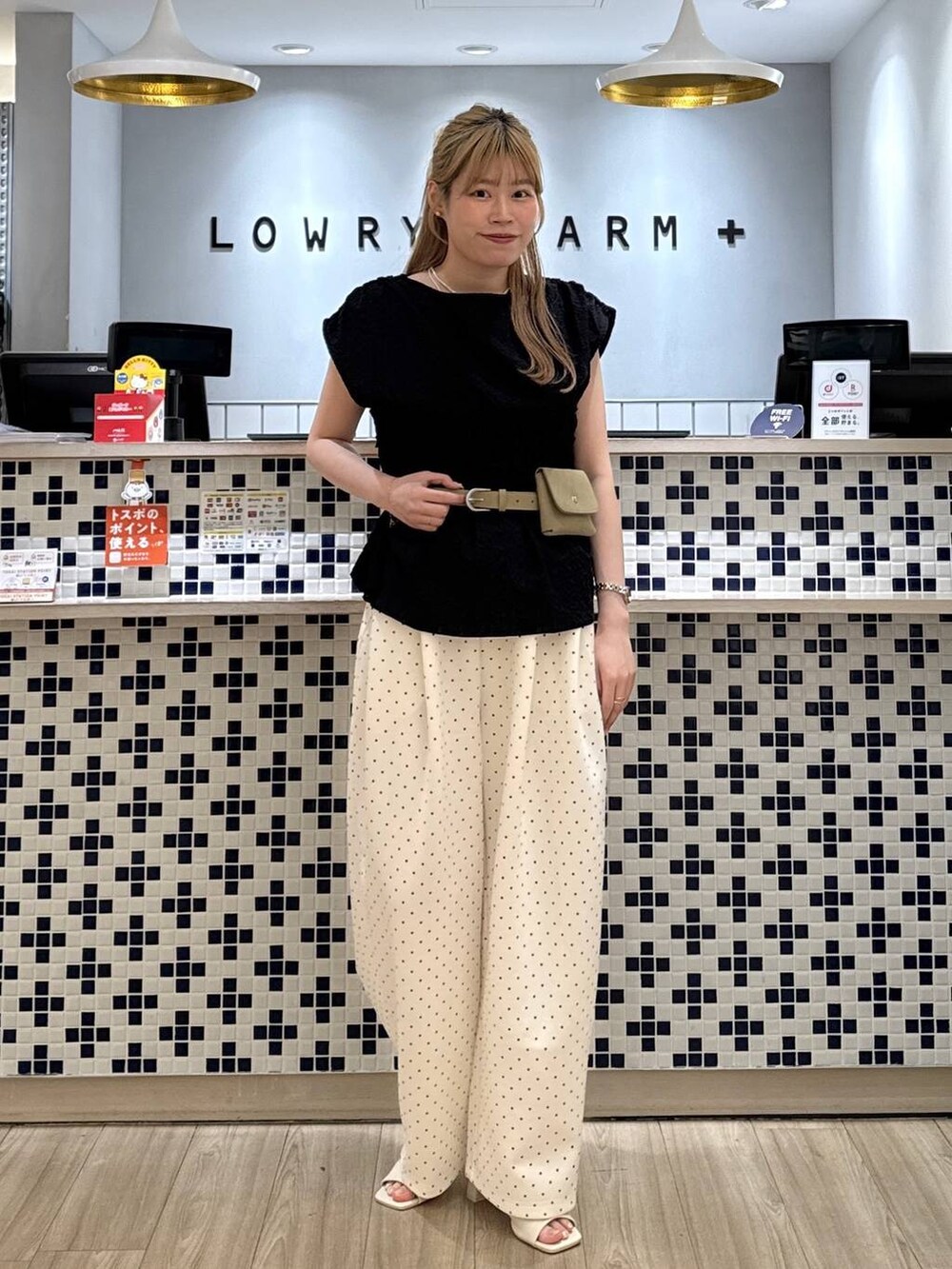 ホワイト系のスウェットパンツ、ブラウン系のサンダル、ブラック系のシャツ/ブラウスを着用したレディースの夏コーディネートの3枚目の写真