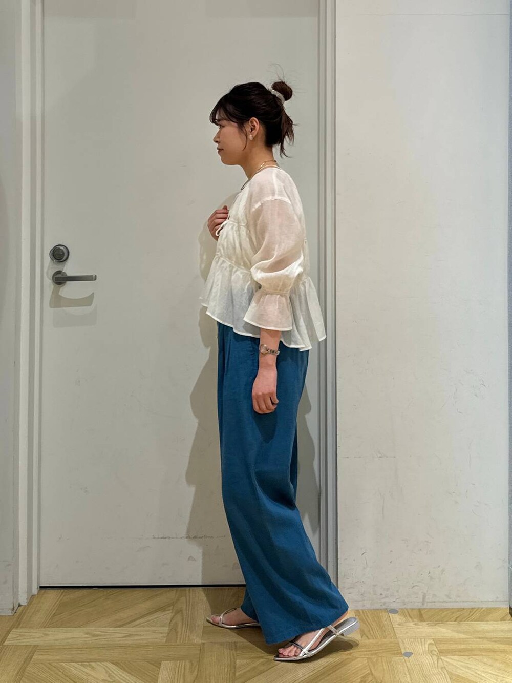 ブルー系のその他パンツ、ブラック系のサンダル、ホワイト系のシャツ/ブラウスを着用したレディースの春コーディネートの4枚目の写真