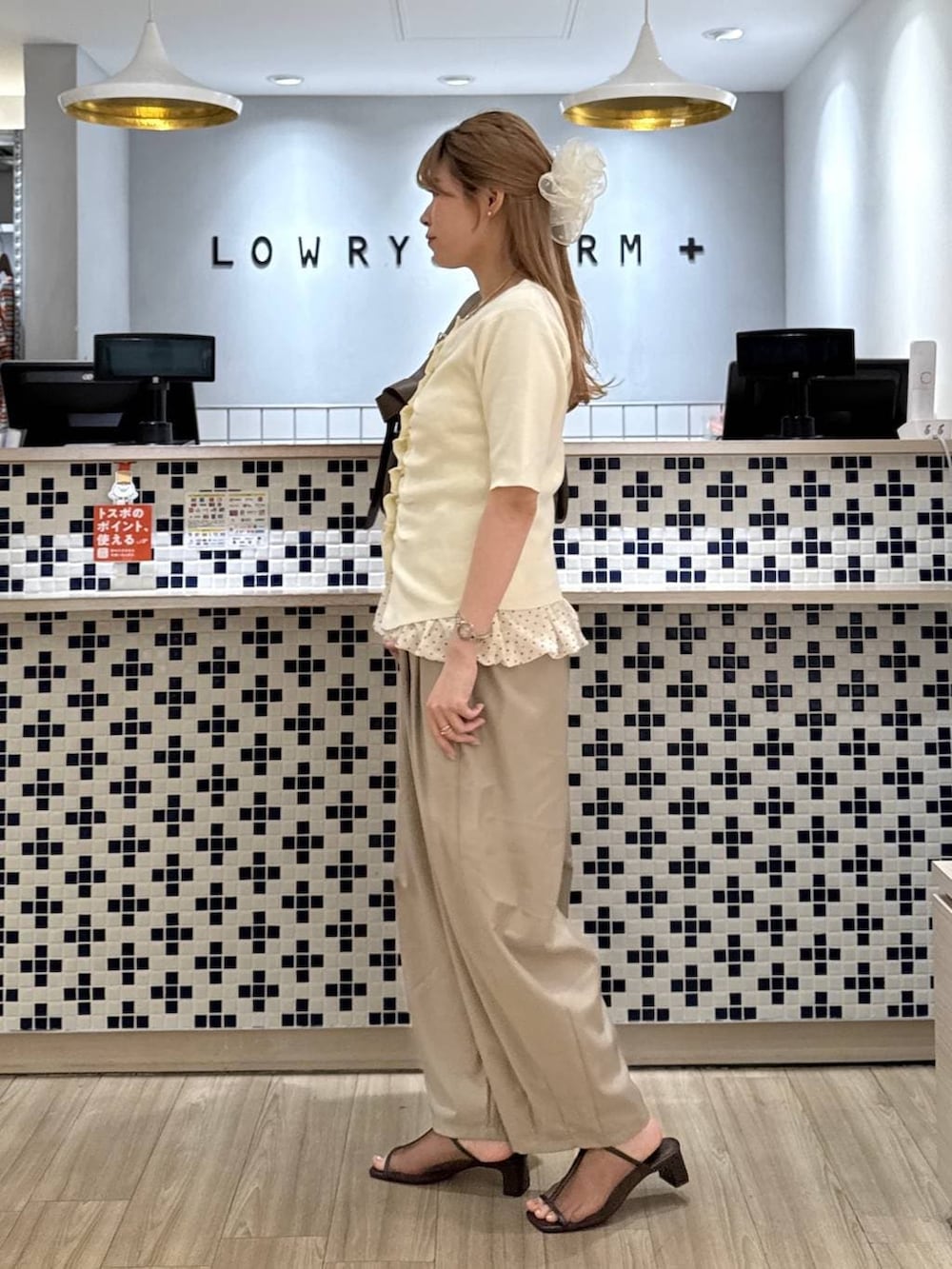 ベージュ系のその他パンツ、ブラウン系のショルダーバッグ、ブラウン系のサンダルを着用したレディースの夏コーディネートの4枚目の写真