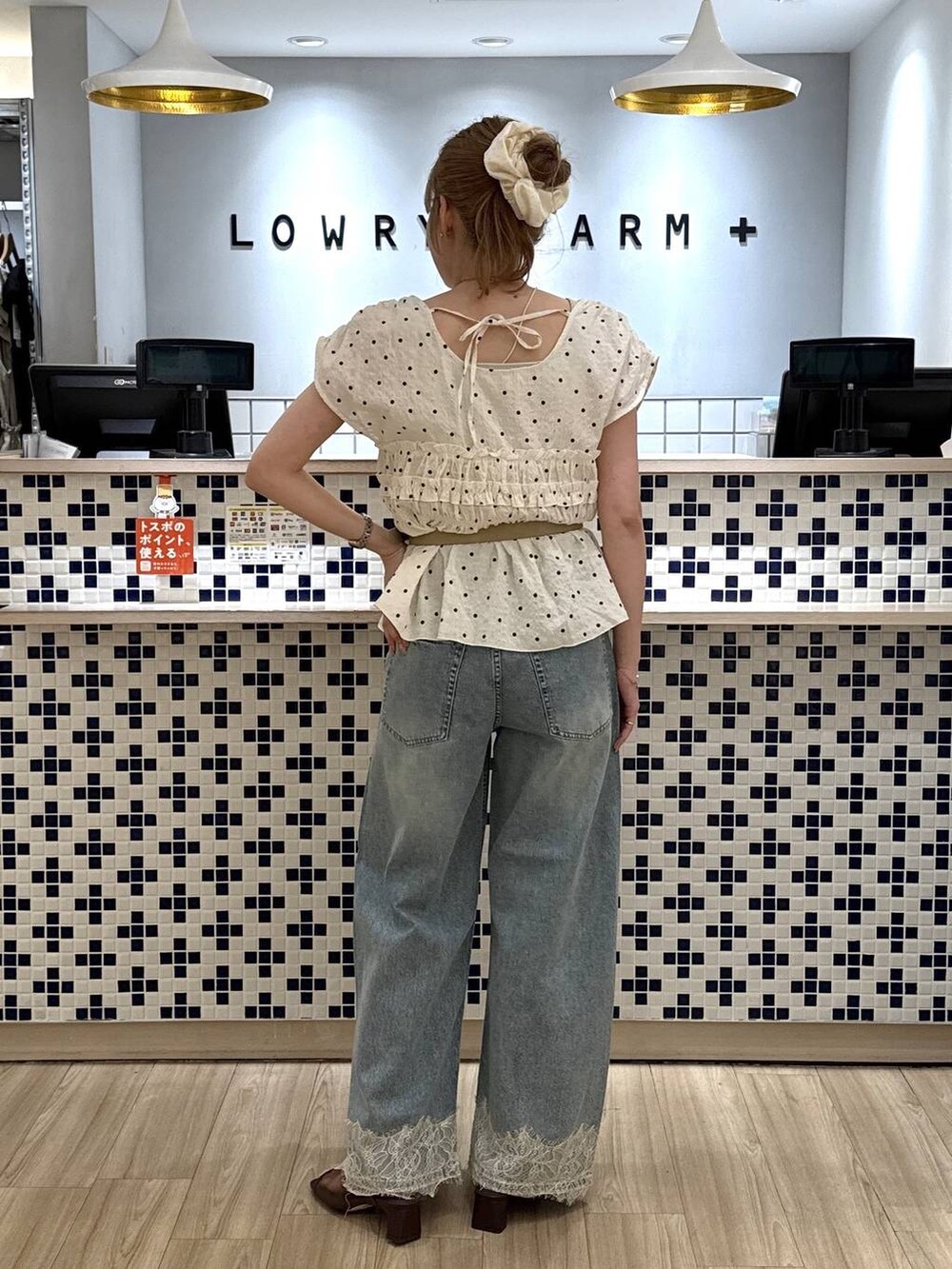 ブルー系のデニムパンツ、ブラウン系のサンダル、その他のシャツ/ブラウスを着用したレディースの夏コーディネートの5枚目の写真
