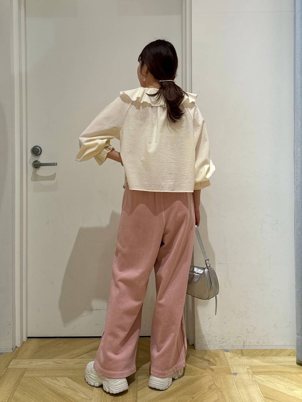 ホワイト系のシャツ/ブラウス、ホワイト系のスニーカー、シルバー系のトートバッグを着用したレディースの春コーディネートの5枚目の写真