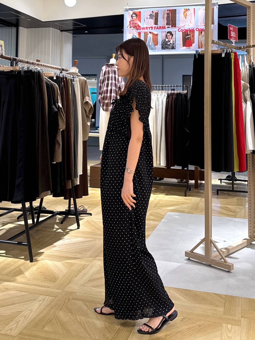 ブラック系のサンダル、その他のサロペット/オーバーオールを着用したレディースの夏コーディネートの3枚目の写真