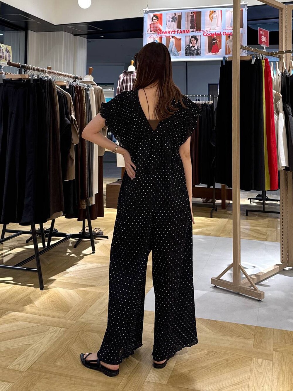 ブラック系のサンダル、その他のサロペット/オーバーオールを着用したレディースの夏コーディネートの4枚目の写真