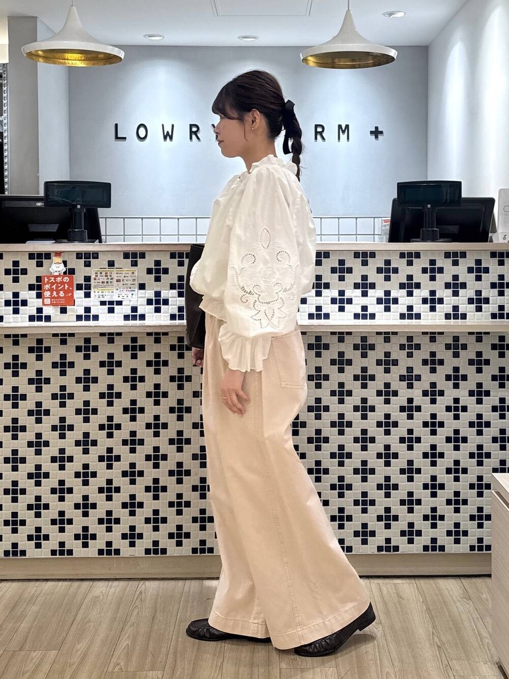 ピンク系のデニムパンツ、ブラウン系のローファー、ブラウン系のトートバッグを着用したレディースの春コーディネートの3枚目の写真