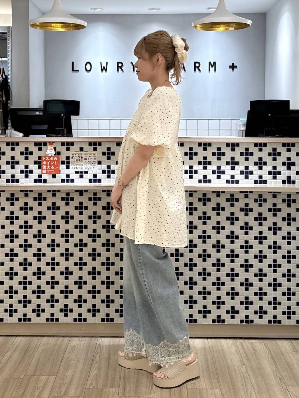 ブルー系のデニムパンツ、ホワイト系のサンダル、その他のシャツ/ブラウスを着用したレディースの夏コーディネートの5枚目の写真