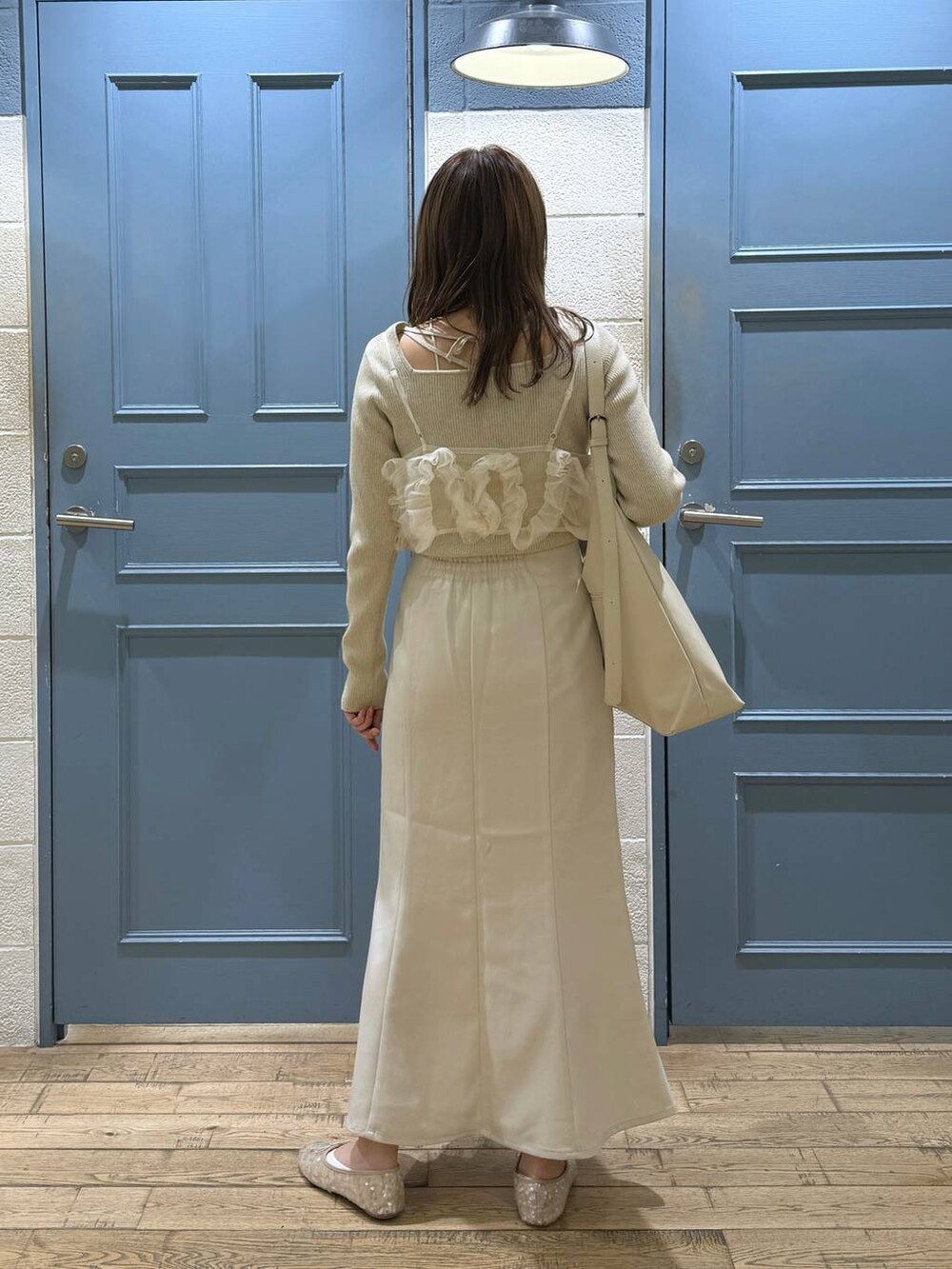 ホワイト系のショルダーバッグ、ホワイト系のバレエシューズ、ホワイト系のキャミソールを着用したレディースの秋コーディネートの5枚目の写真