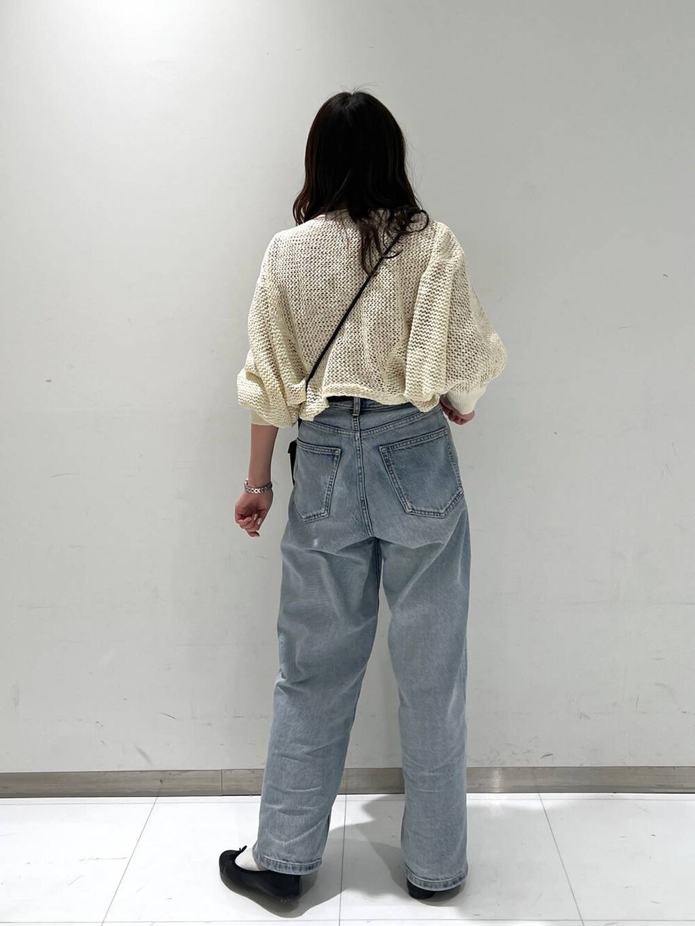 ブラック系のショルダーバッグ、ブラック系のバレエシューズ、ブラウン系のTシャツ/カットソーを着用したレディースの春コーディネートの3枚目の写真