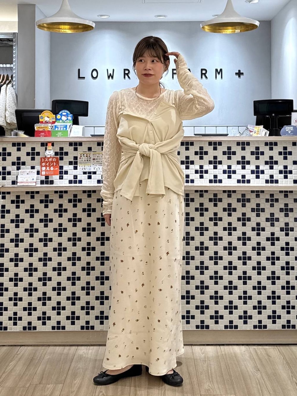 ホワイト系のTシャツ/カットソー、ホワイト系のカーディガン/ボレロ、ホワイト系のスカートを着用したレディースの秋コーディネートの3枚目の写真