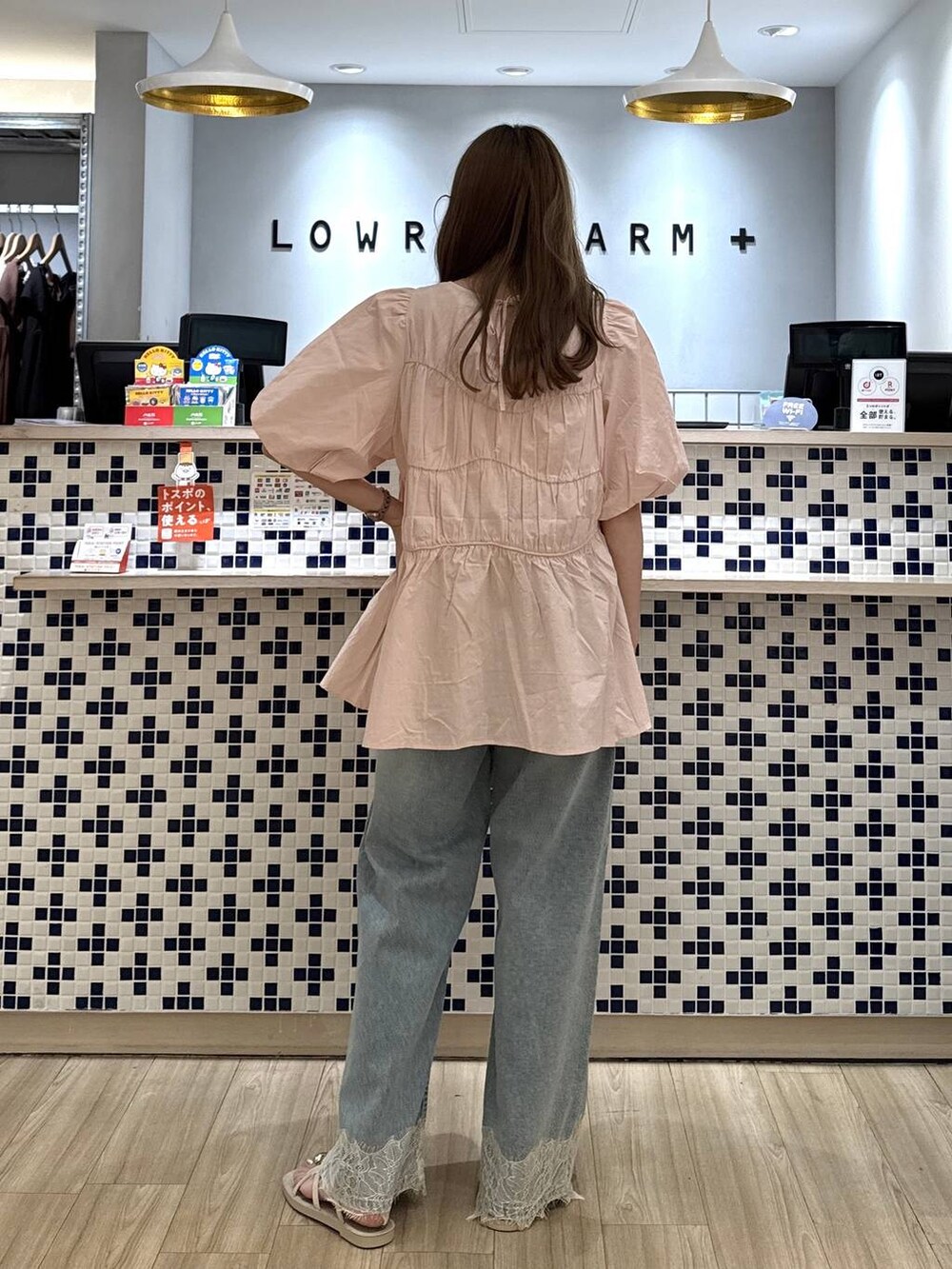 ピンク系のシャツ/ブラウス、ブルー系のデニムパンツ、ホワイト系のサンダルを着用したレディースの夏コーディネートの4枚目の写真