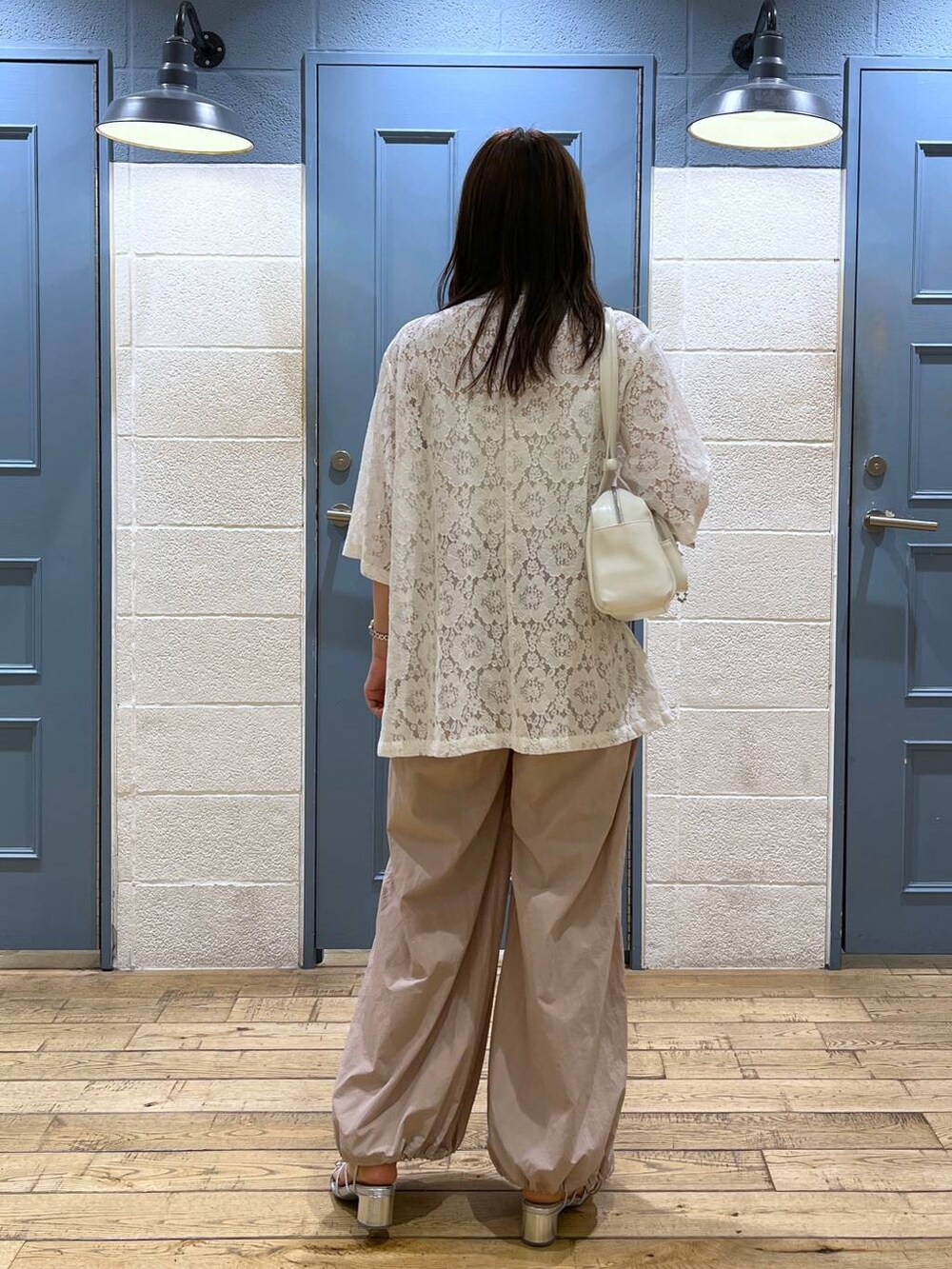 ホワイト系のシャツ/ブラウス、シルバー系のサンダル、ホワイト系のキャミソールを着用したレディースの夏コーディネートの3枚目の写真