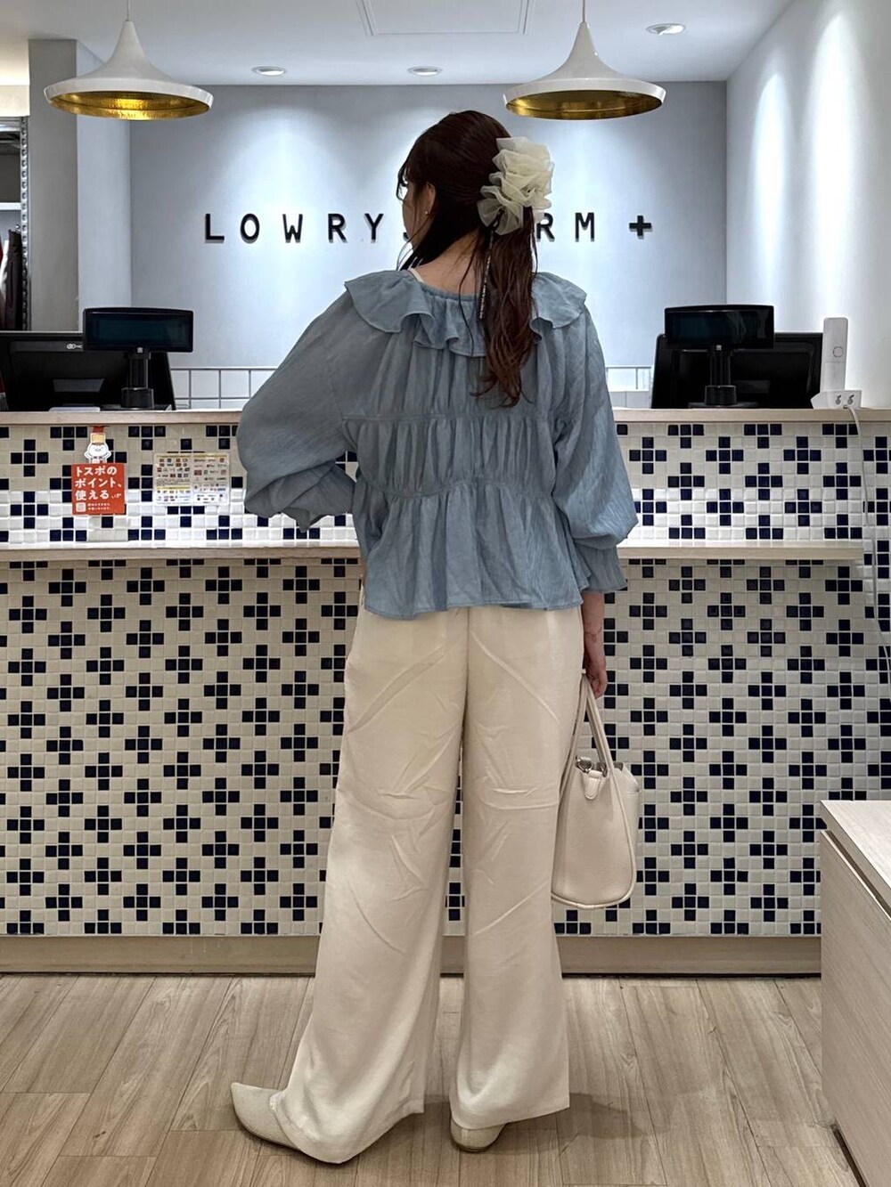 ホワイト系のショルダーバッグ、ホワイト系のパンプス、ホワイト系のタンクトップを着用したレディースの春コーディネートの5枚目の写真