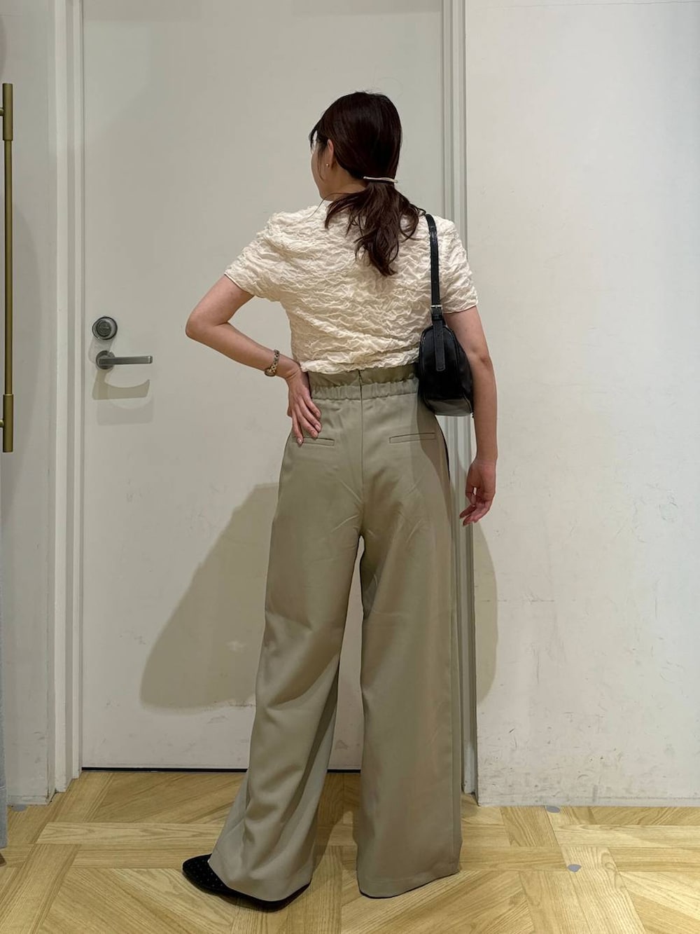 その他のバレエシューズ、ブラック系のトートバッグ、ベージュ系のTシャツ/カットソーを着用したレディースの春コーディネートの3枚目の写真