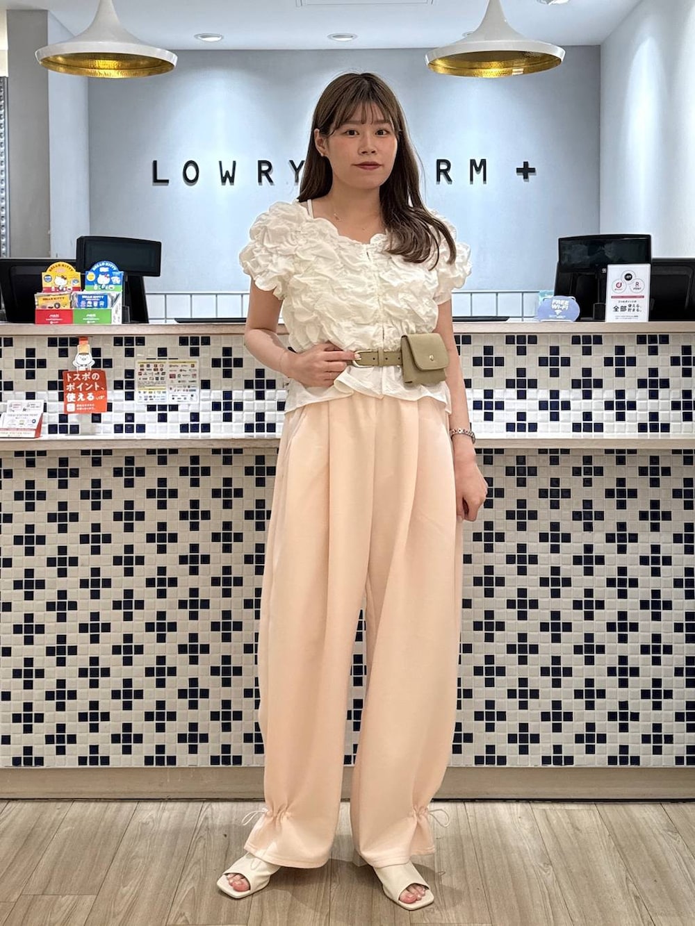 ピンク系のスウェットパンツ、ホワイト系のシャツ/ブラウス、ホワイト系のサンダルを着用したレディースの夏コーディネートの4枚目の写真