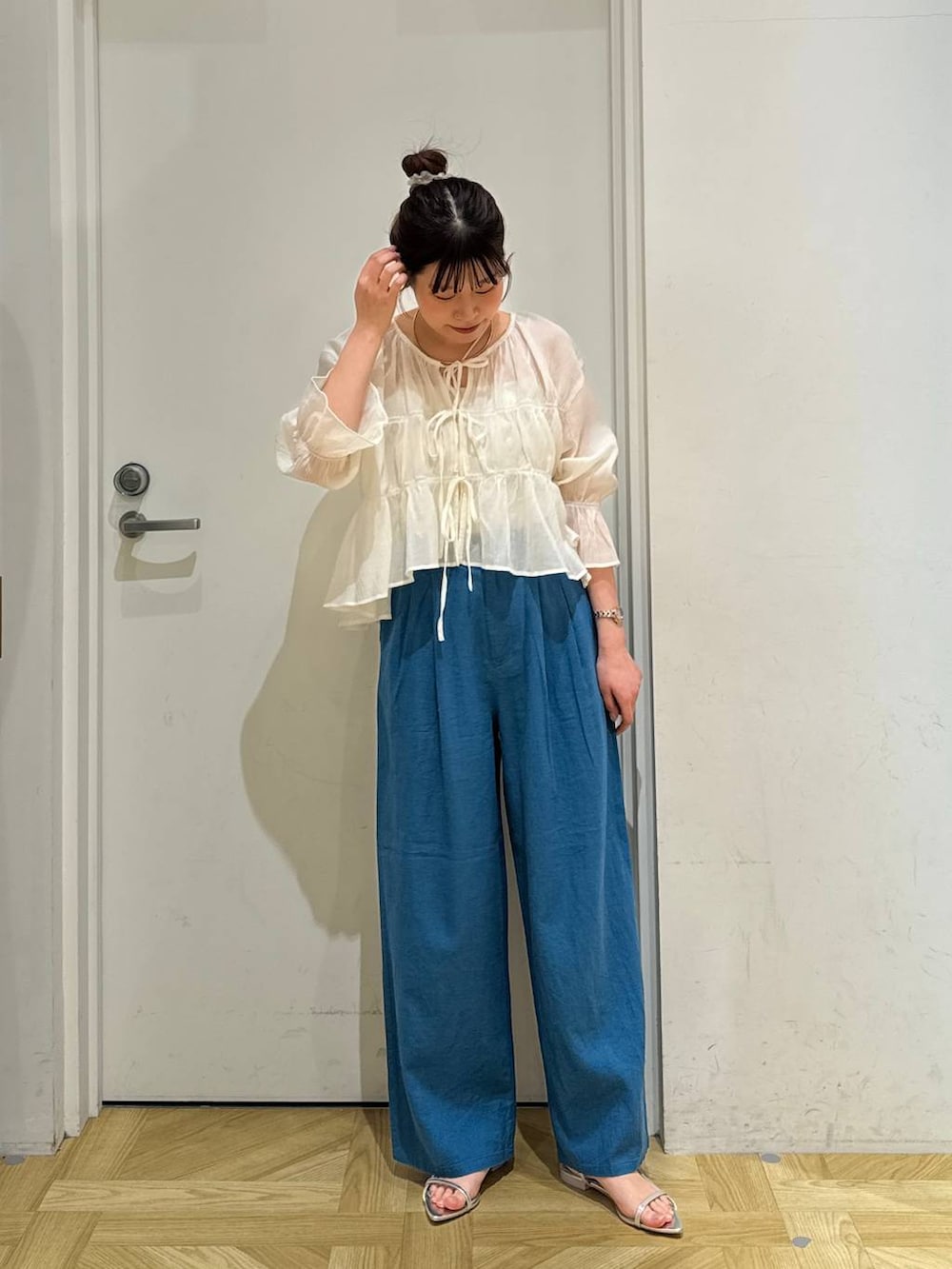 ブルー系のその他パンツ、ブラック系のサンダル、ホワイト系のシャツ/ブラウスを着用したレディースの春コーディネートの2枚目の写真