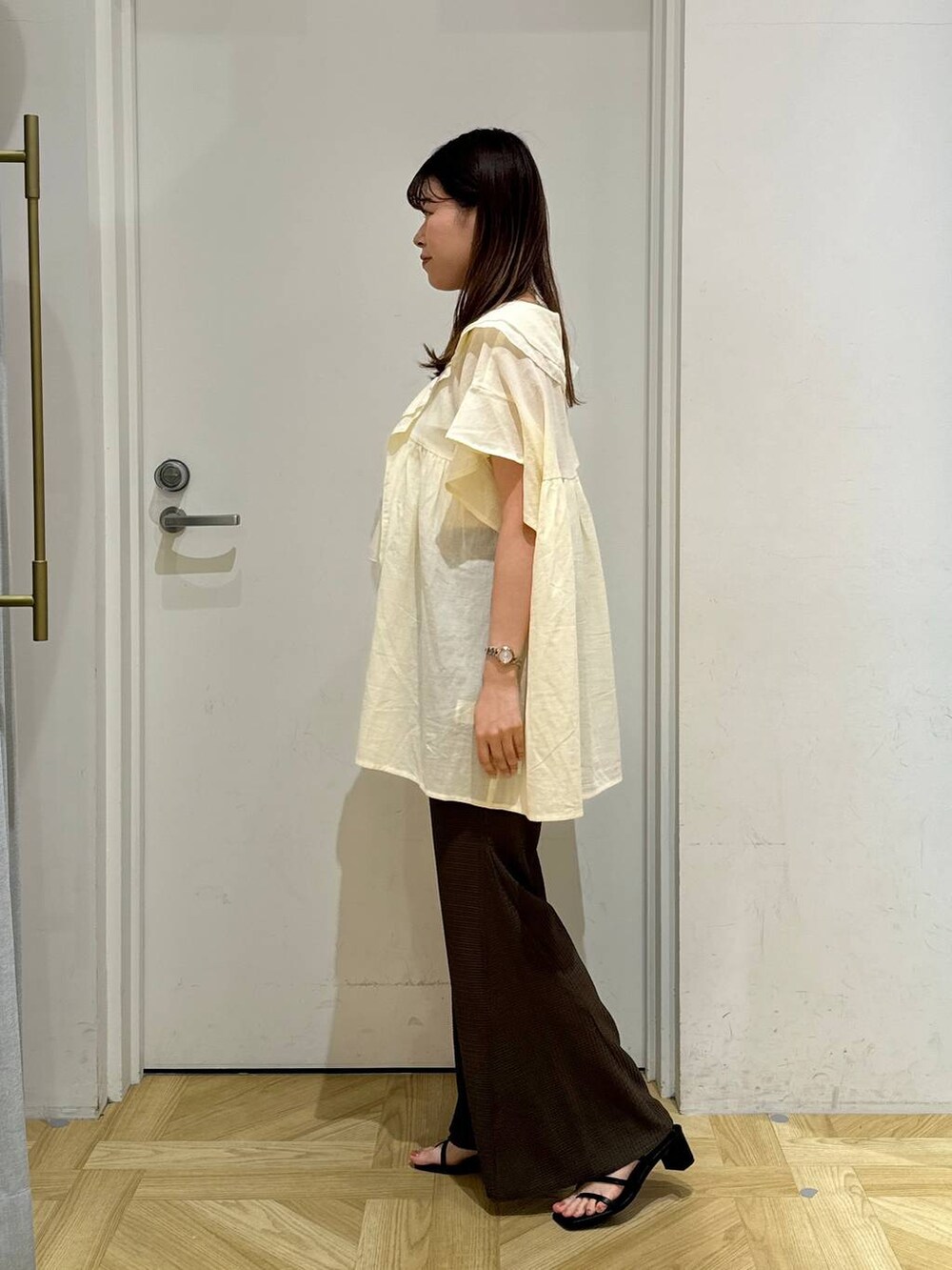 ブラック系のサンダル、ブラック系のショルダーバッグ、ブラウン系のその他パンツを着用したレディースの春コーディネートの3枚目の写真