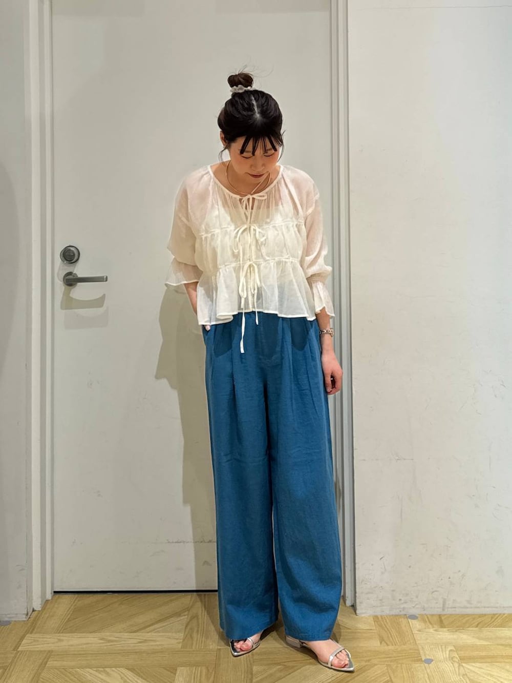 ブルー系のその他パンツ、ブラック系のサンダル、ホワイト系のシャツ/ブラウスを着用したレディースの春コーディネートの3枚目の写真