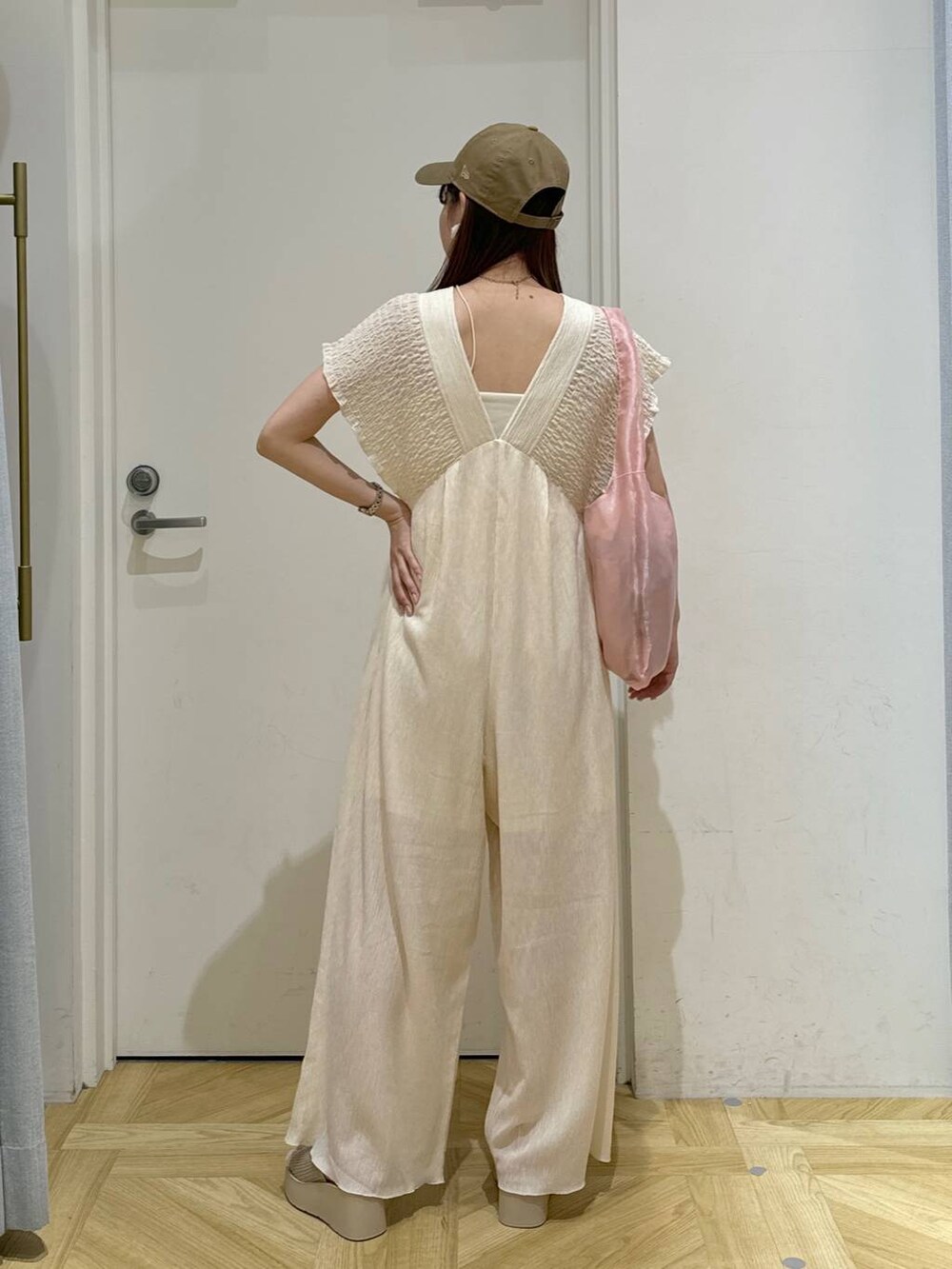 ホワイト系のサンダル、ピンク系のショルダーバッグ、ホワイト系のサロペット/オーバーオールを着用したレディースの夏コーディネートの3枚目の写真