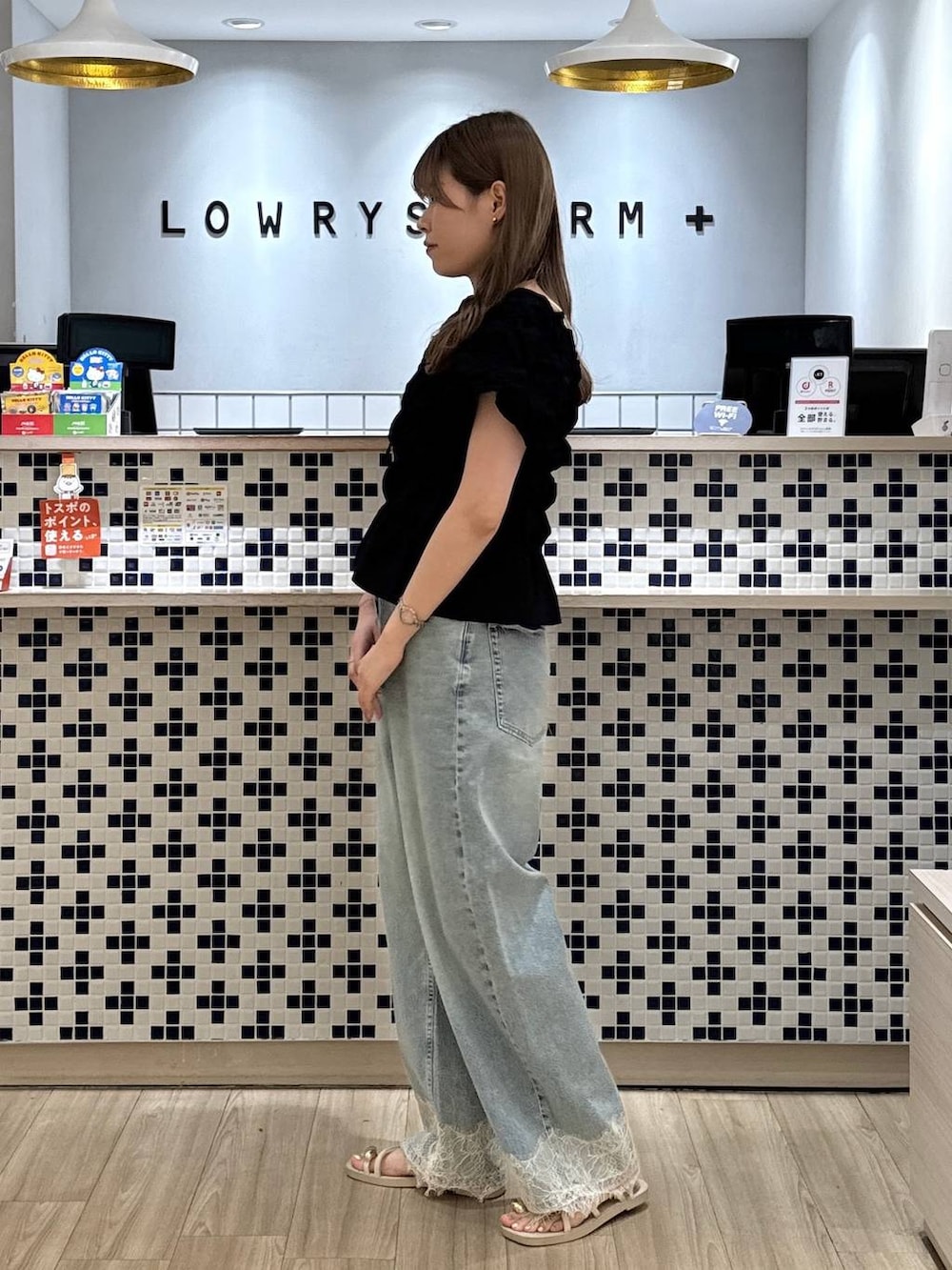 ブラック系のシャツ/ブラウス、ブルー系のデニムパンツ、ホワイト系のサンダルを着用したレディースの夏コーディネートの5枚目の写真