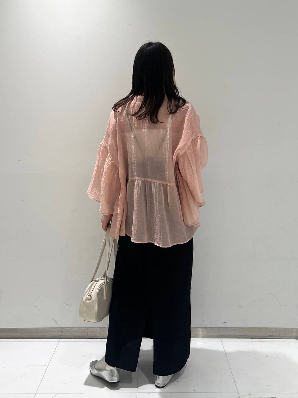 ホワイト系のハンドバッグ、グレー系のバレエシューズ、ブラック系のワンピースを着用したレディースの春コーディネートの5枚目の写真