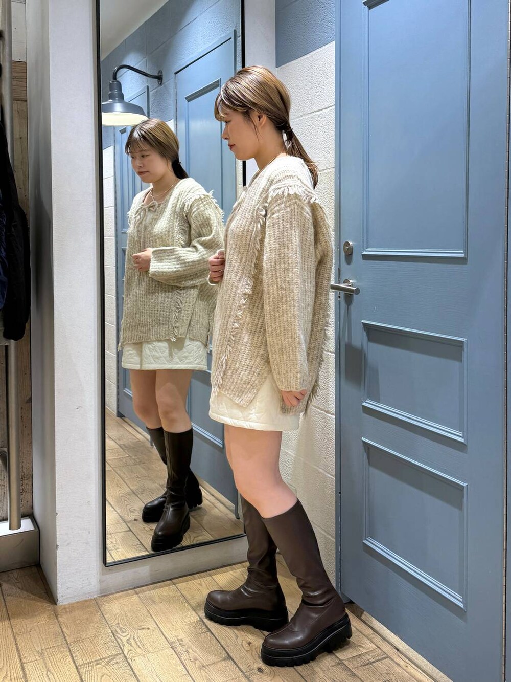 ホワイト系のニット/セーター、ホワイト系のその他パンツ、ホワイト系のキャミソールを着用したレディースの秋コーディネートの2枚目の写真
