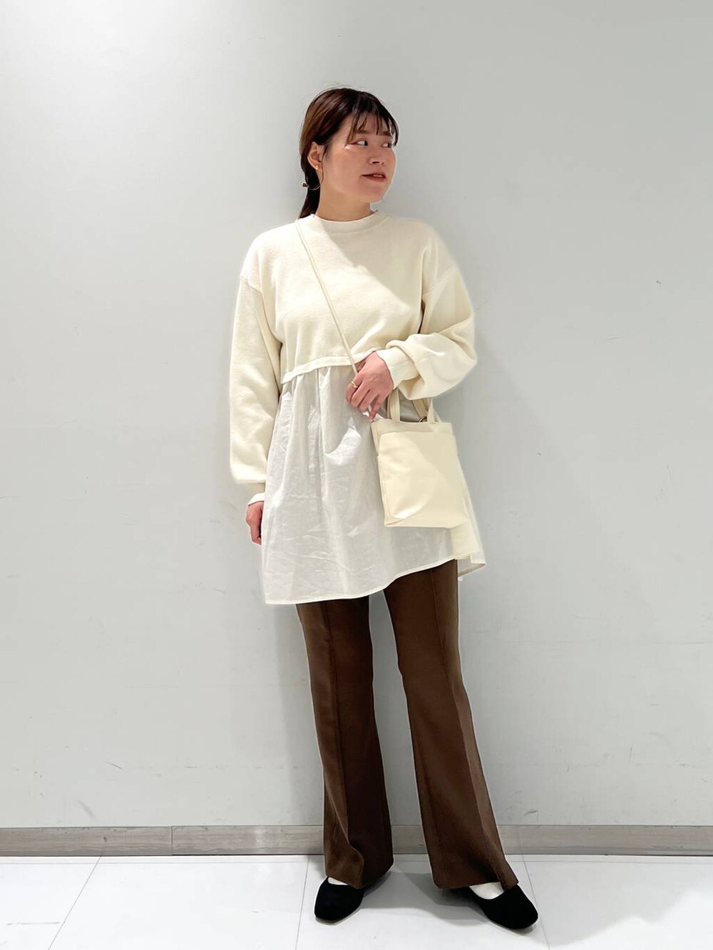 その他のパンプス、ホワイト系のショルダーバッグ、ホワイト系のニット/セーターを着用したレディースの秋コーディネートの2枚目の写真