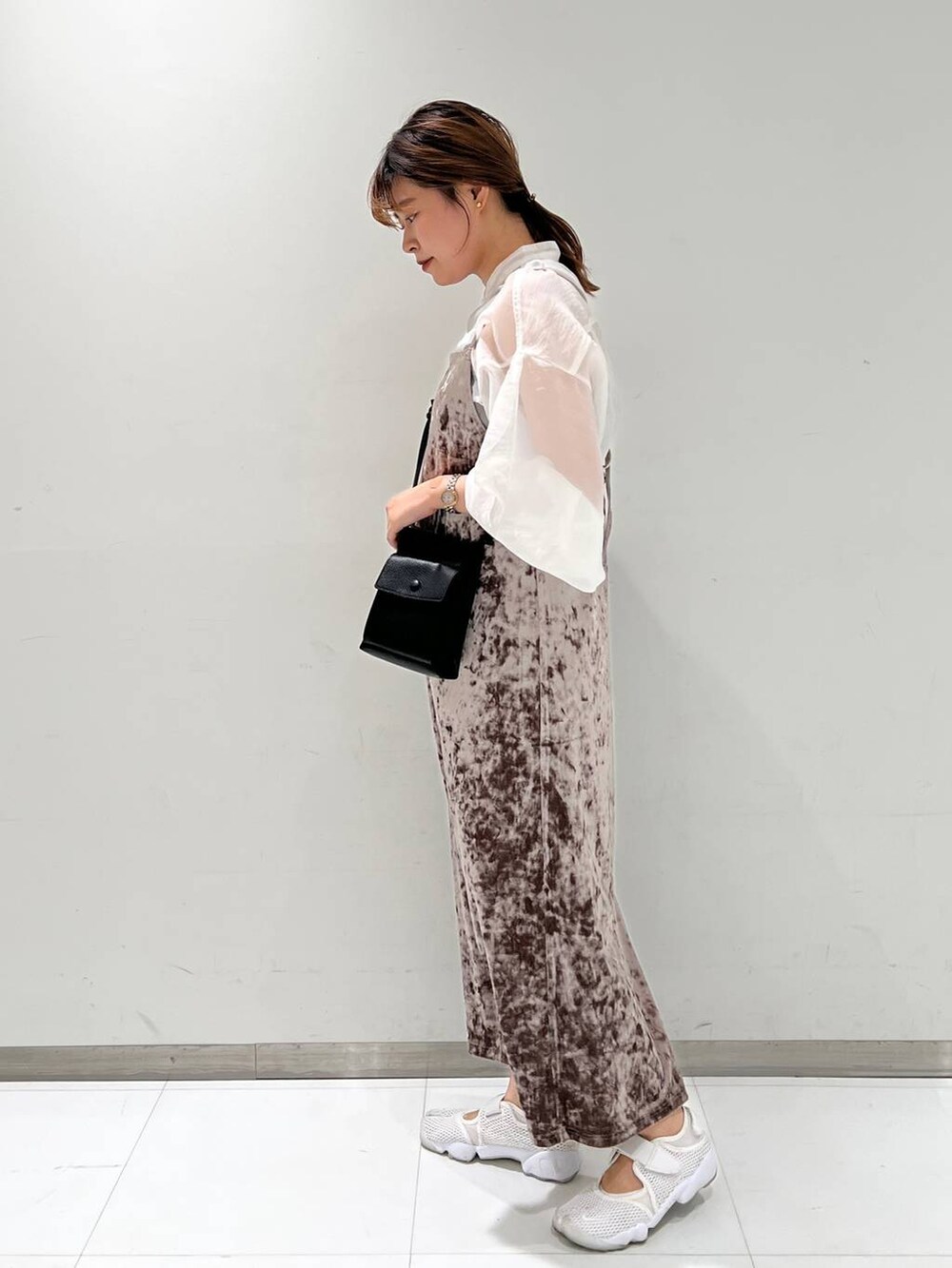 ブラック系のショルダーバッグ、ホワイト系のシャツ/ブラウス、ブラウン系のワンピースを着用したレディースの夏コーディネートの3枚目の写真