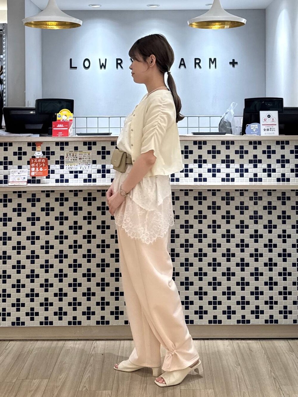 ピンク系のスウェットパンツ、ホワイト系のサンダル、ホワイト系のTシャツ/カットソーを着用したレディースの夏コーディネートの5枚目の写真