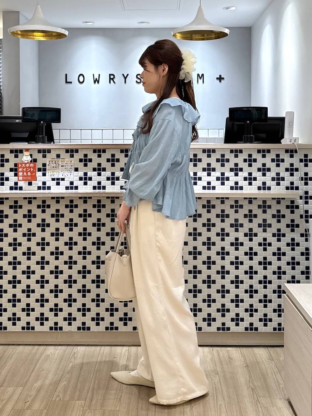 ホワイト系のショルダーバッグ、ホワイト系のパンプス、ホワイト系のタンクトップを着用したレディースの春コーディネートの4枚目の写真