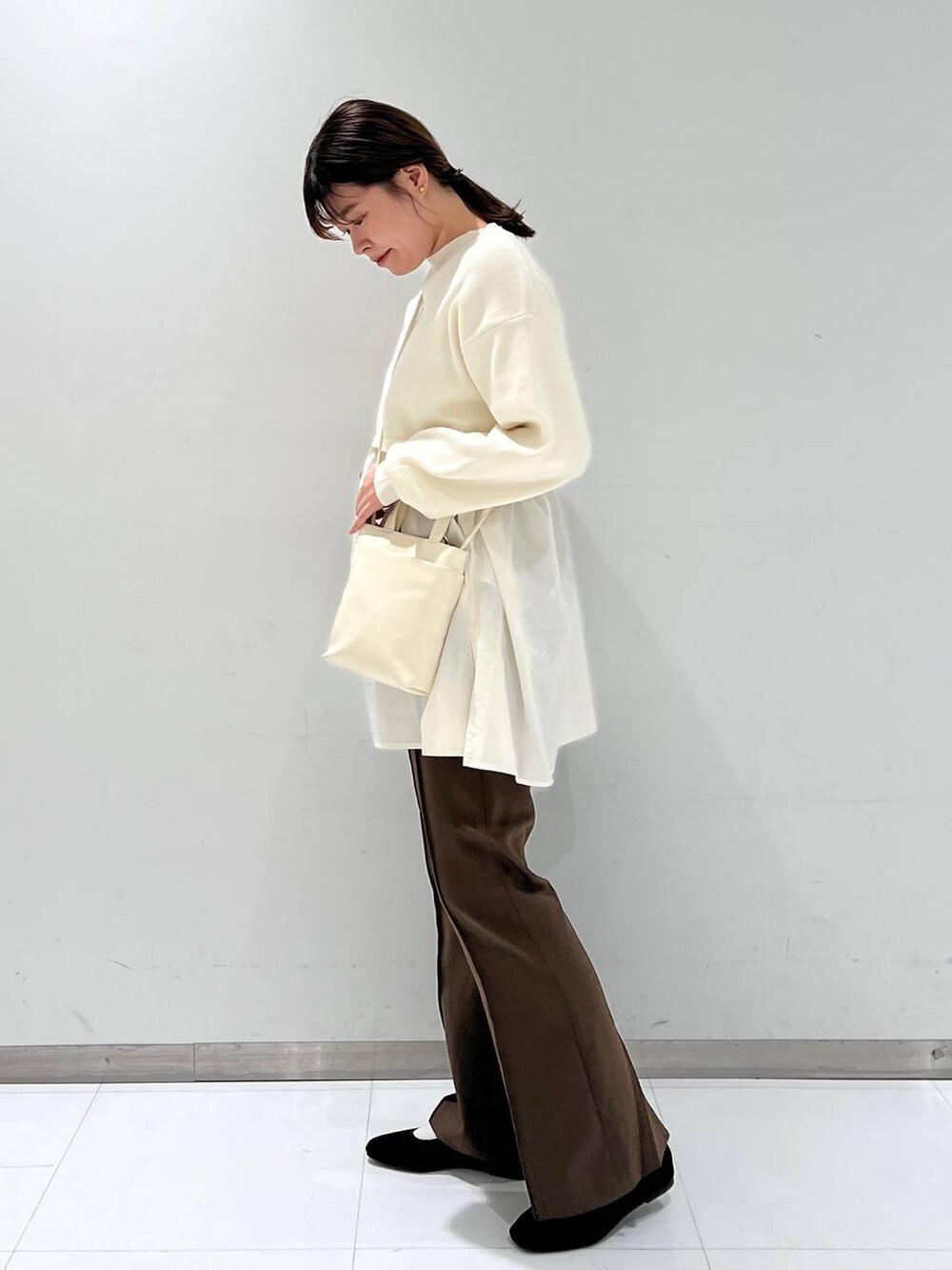 その他のパンプス、ホワイト系のショルダーバッグ、ホワイト系のニット/セーターを着用したレディースの秋コーディネートの3枚目の写真