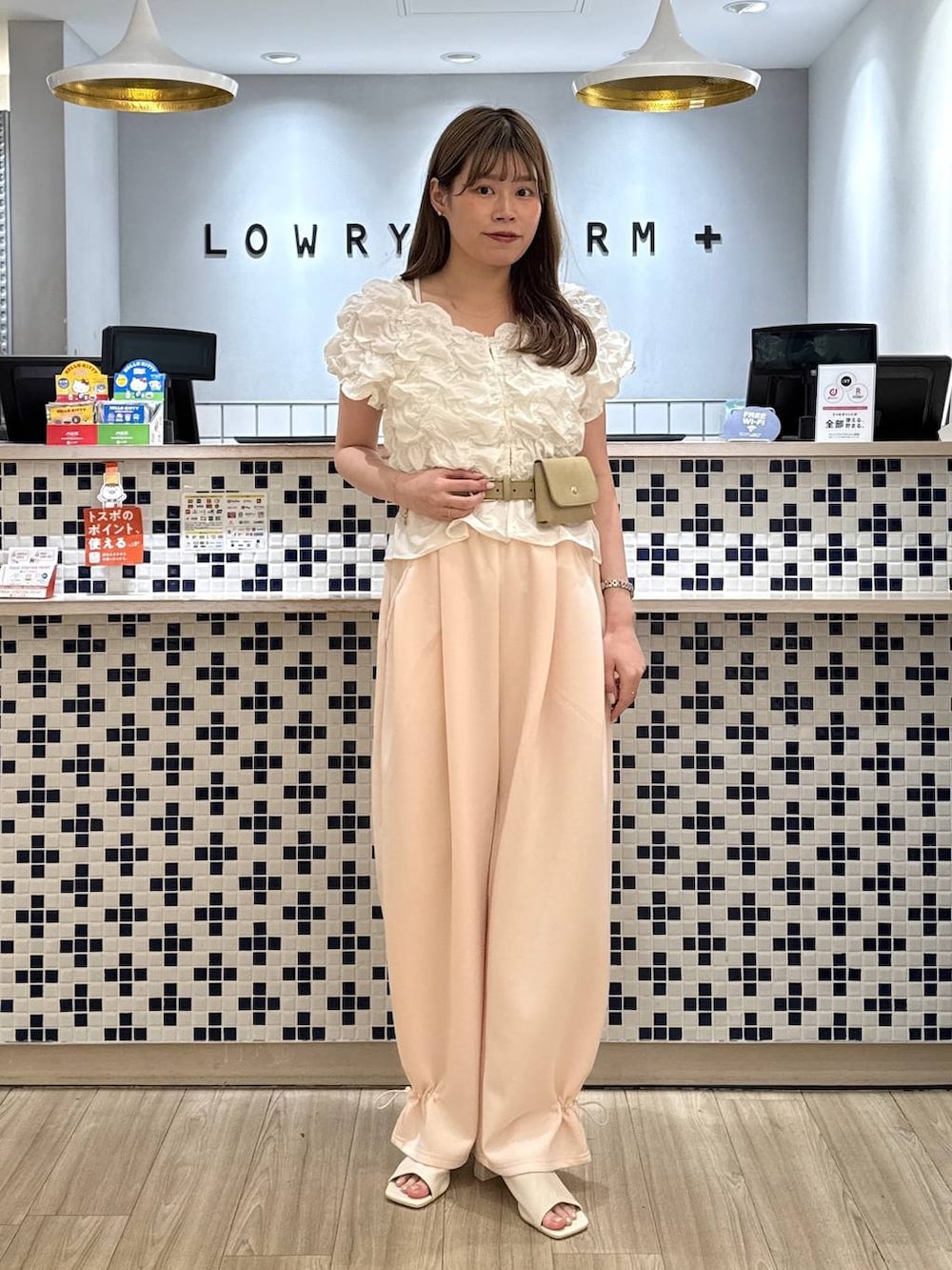 ピンク系のスウェットパンツ、ホワイト系のシャツ/ブラウス、ホワイト系のサンダルを着用したレディースの夏コーディネートの2枚目の写真