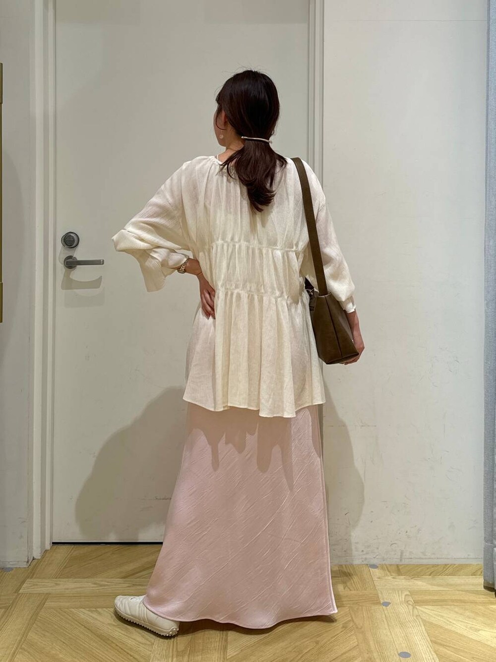 ホワイト系のスニーカー、ホワイト系のシャツ/ブラウス、ホワイト系のキャミソールを着用したレディースの春コーディネートの5枚目の写真