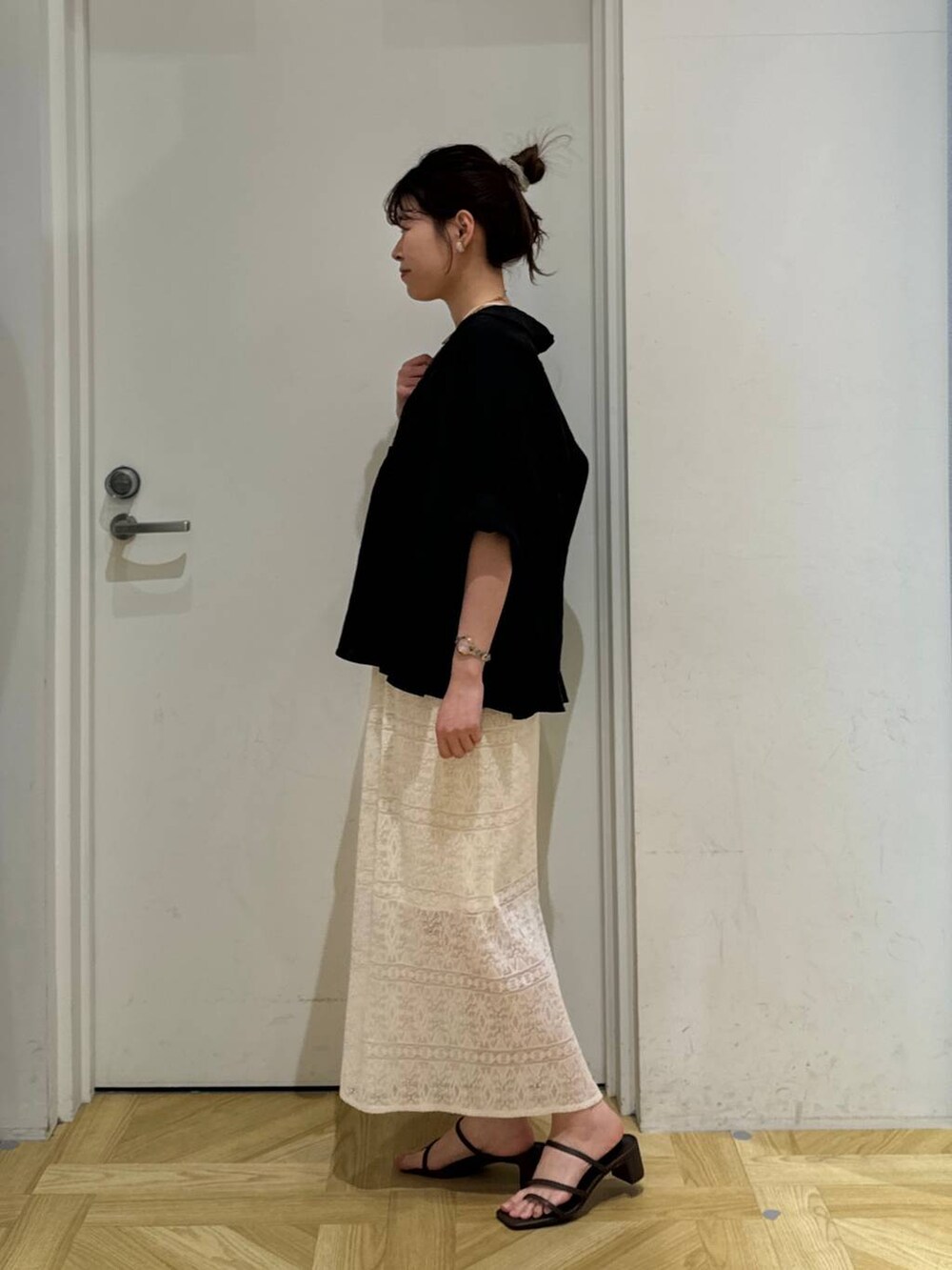 グレー系のシャツ/ブラウス、ホワイト系のキャミソール、ブラウン系のサンダルを着用したレディースの春コーディネートの3枚目の写真