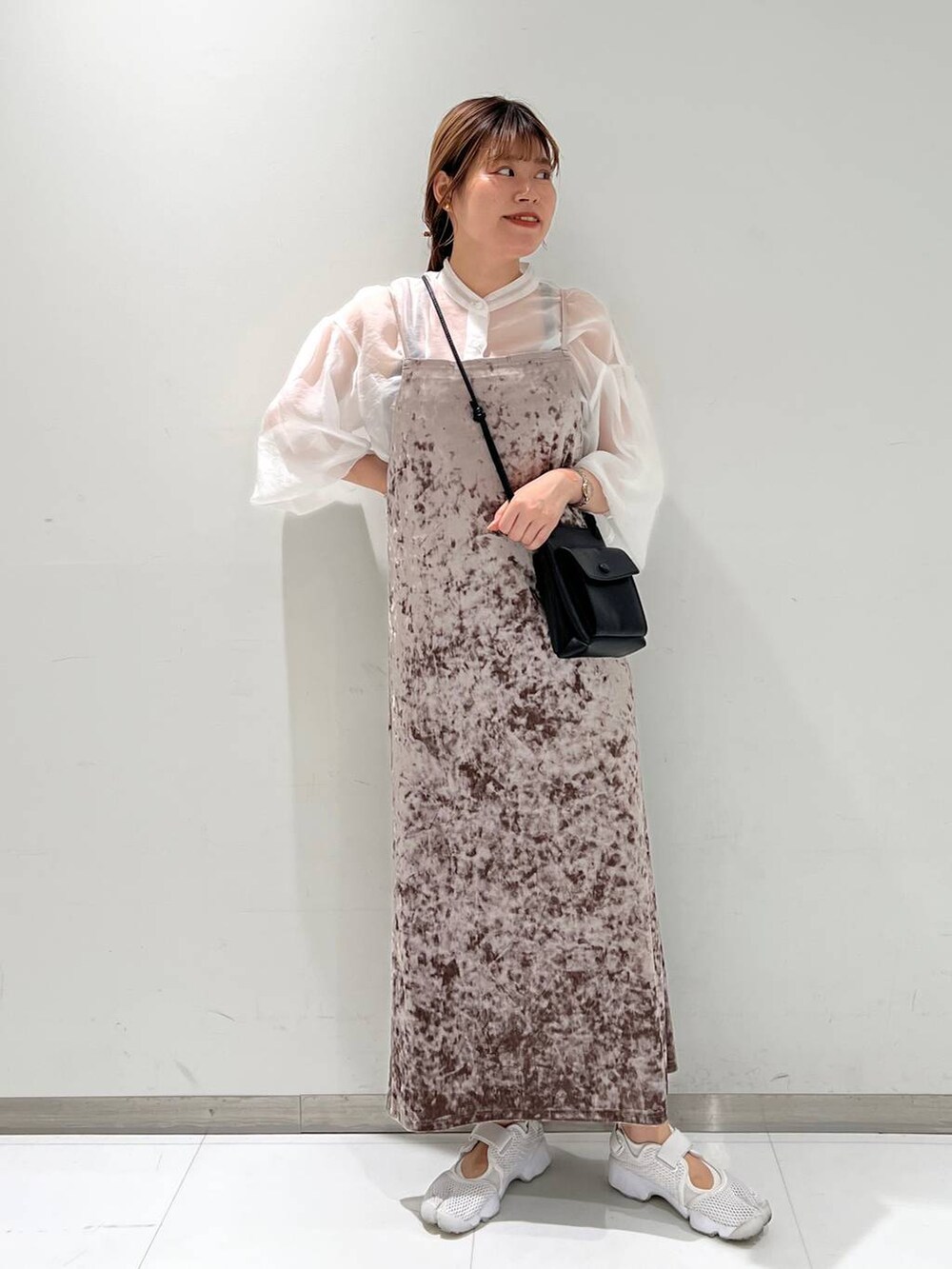 ブラック系のショルダーバッグ、ホワイト系のシャツ/ブラウス、ブラウン系のワンピースを着用したレディースの夏コーディネートの2枚目の写真