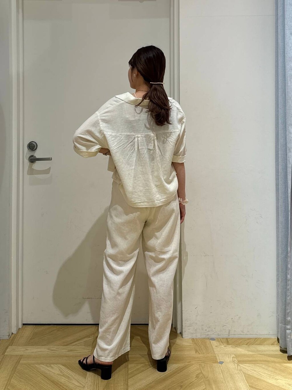 ホワイト系のシャツ/ブラウス、ブラック系のサンダル、ベージュ系のその他パンツを着用したレディースの春コーディネートの4枚目の写真