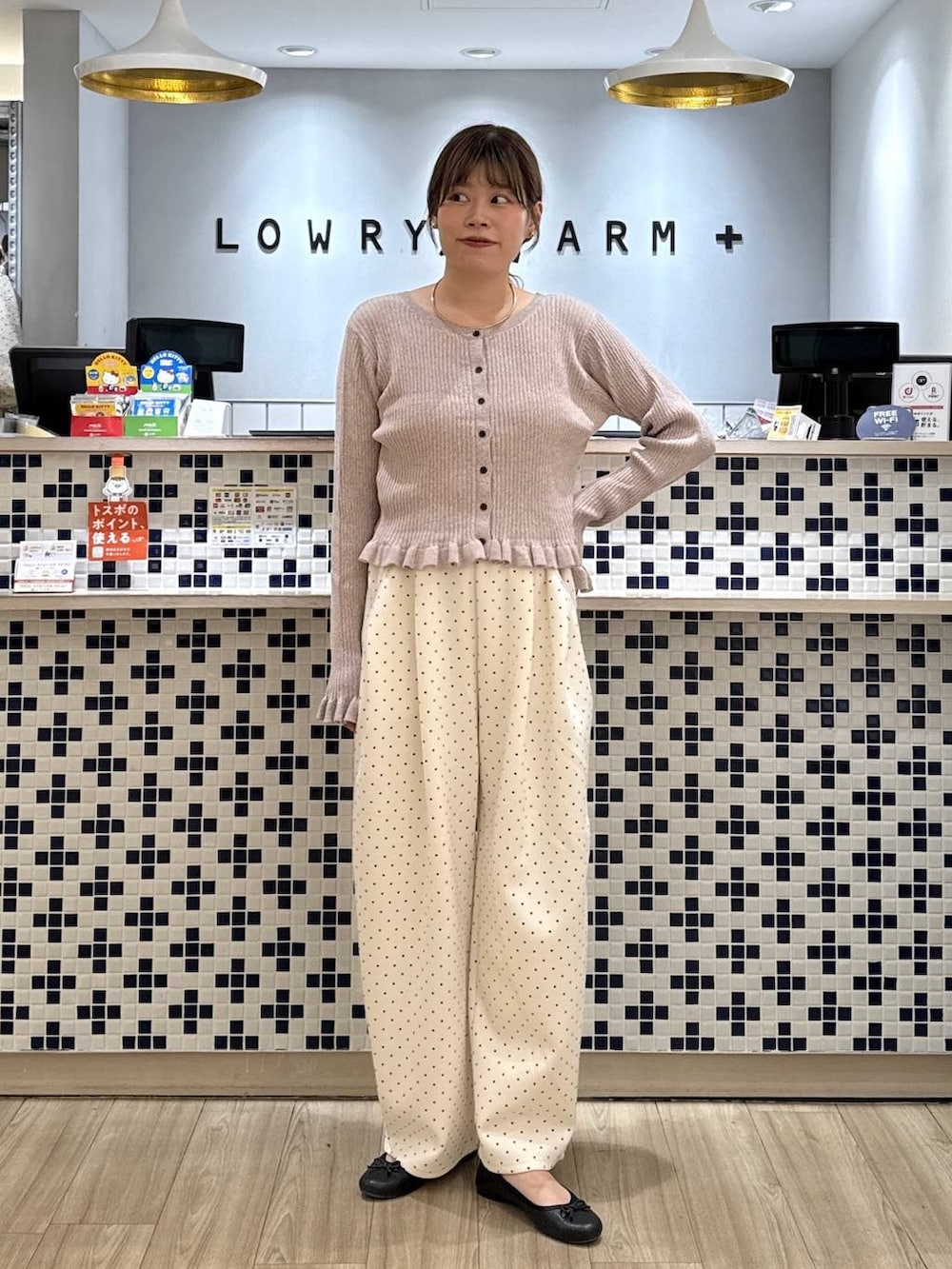 ピンク系のカーディガン/ボレロ、ホワイト系のスウェットパンツを着用したレディースの秋コーディネートの4枚目の写真