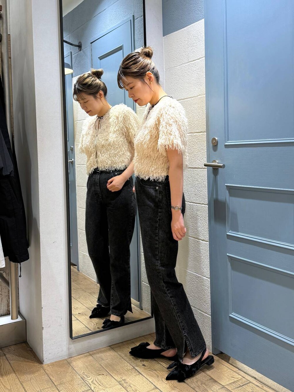 ブラック系のパンプス、ブラック系のデニムパンツ、ホワイト系のカーディガン/ボレロを着用したレディースの夏コーディネートの3枚目の写真