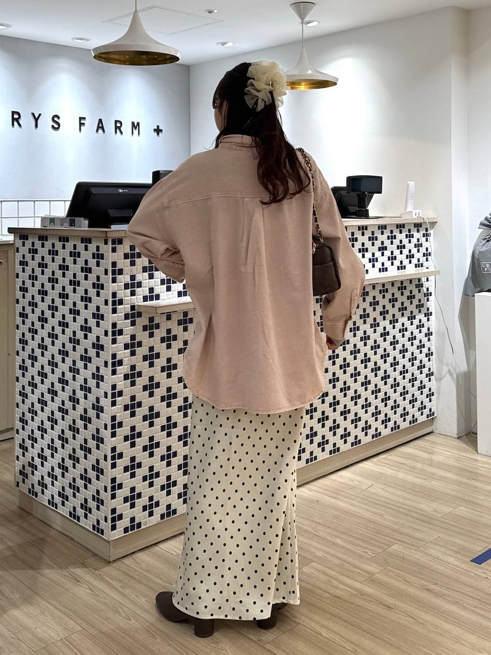 ホワイト系のスカート、ブラウン系のブーツ、ピンク系のシャツ/ブラウスを着用したレディースの冬コーディネートの4枚目の写真