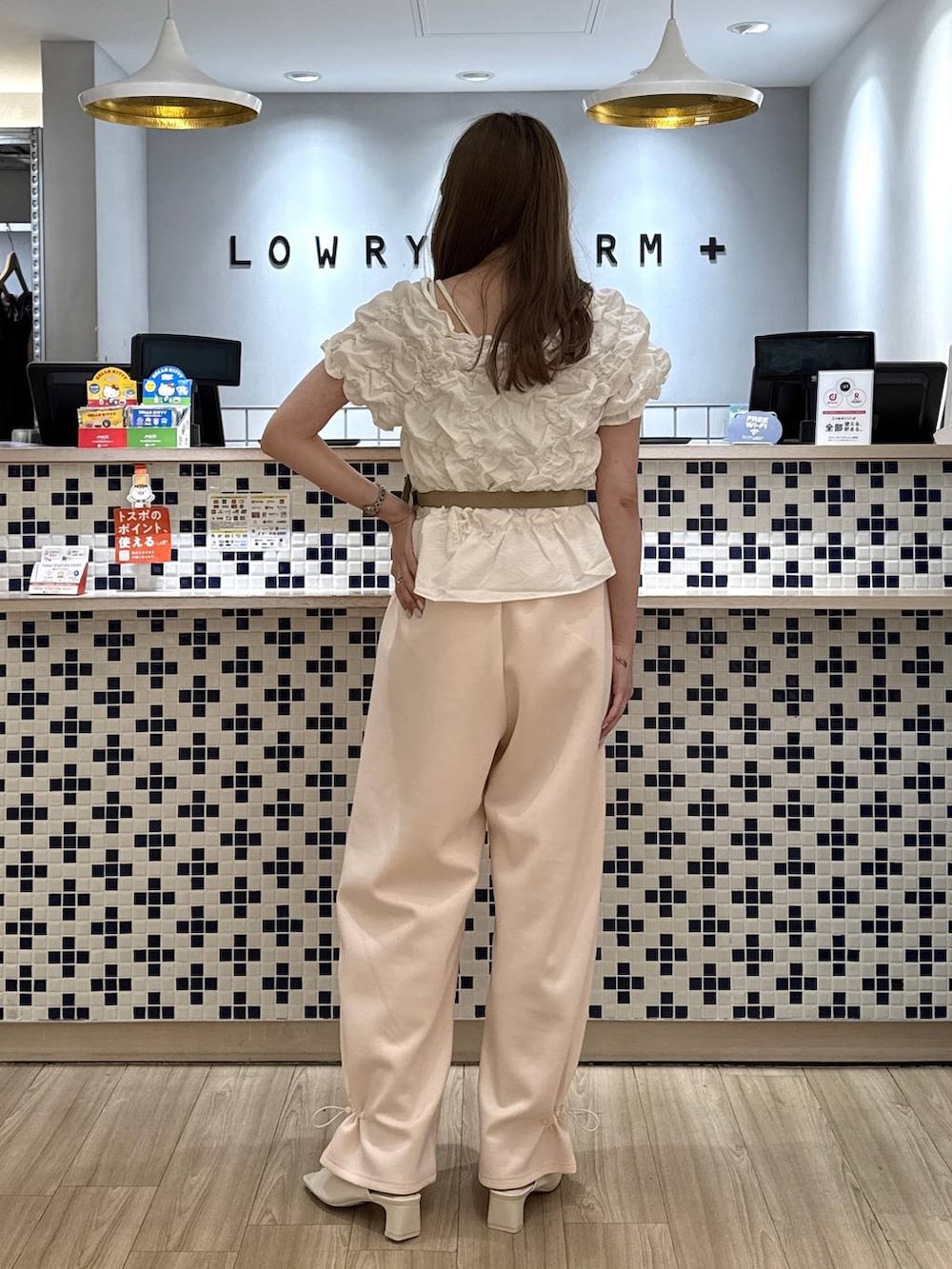 ピンク系のスウェットパンツ、ホワイト系のシャツ/ブラウス、ホワイト系のサンダルを着用したレディースの夏コーディネートの6枚目の写真