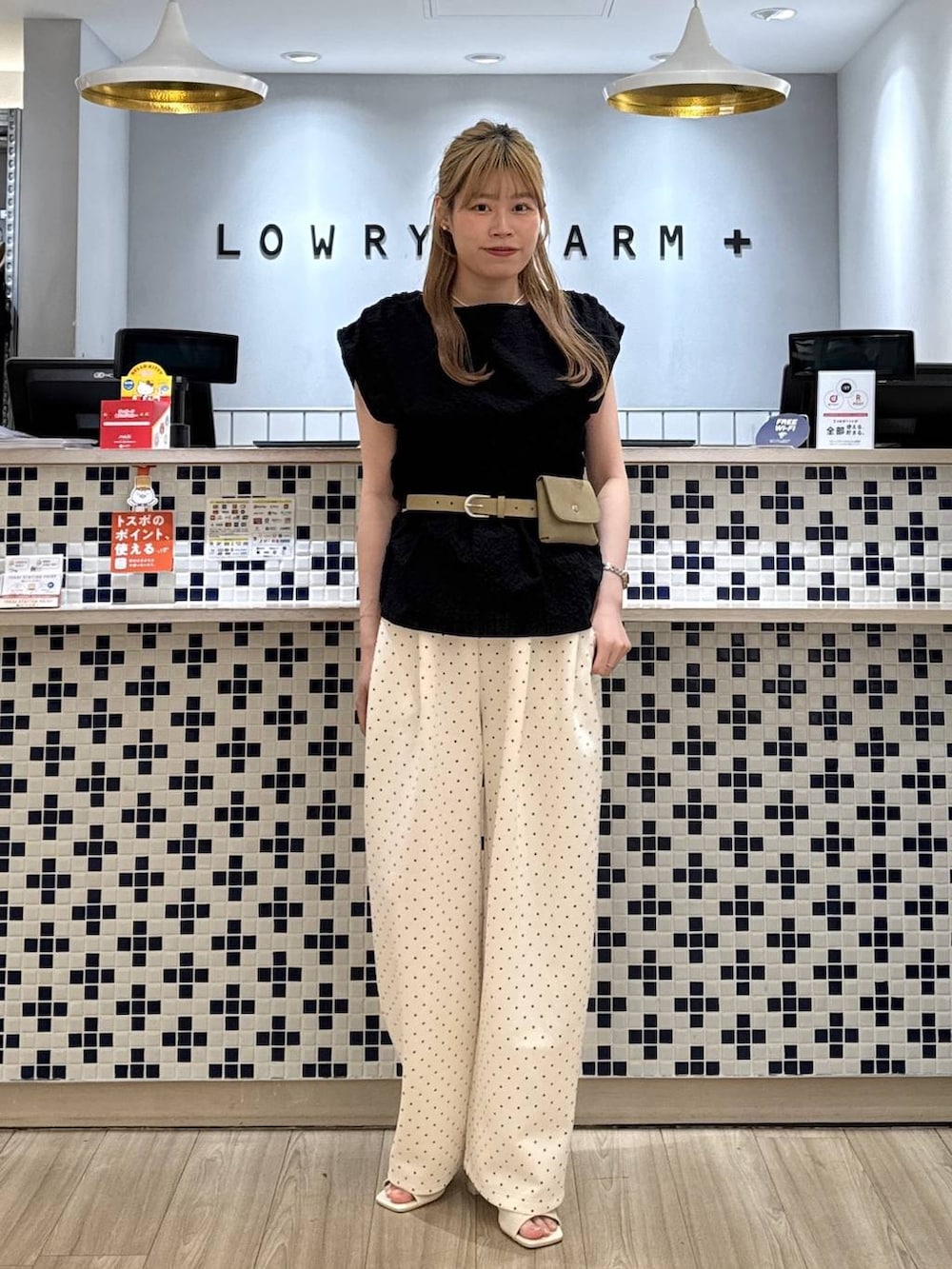 ホワイト系のスウェットパンツ、ブラウン系のサンダル、ブラック系のシャツ/ブラウスを着用したレディースの夏コーディネートの2枚目の写真
