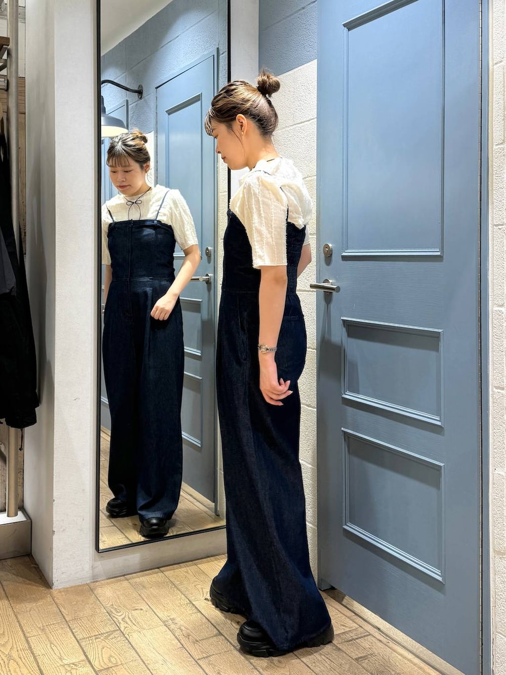 ホワイト系のTシャツ/カットソー、ブラック系のスニーカー、ブルー系のサロペット/オーバーオールを着用したレディースの夏コーディネートの2枚目の写真