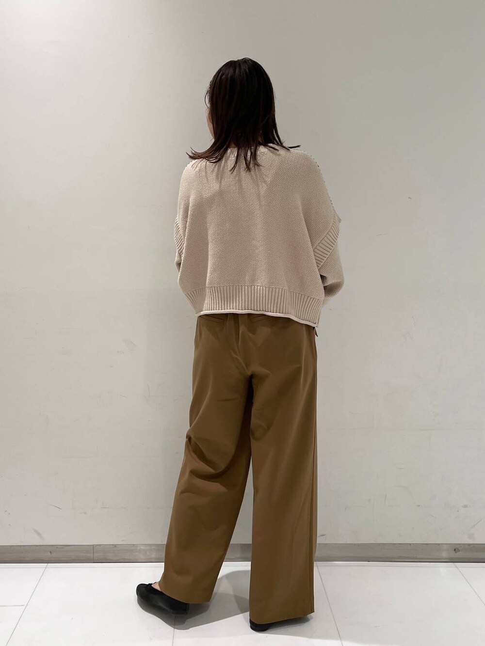 ブラック系のバレエシューズ、ホワイト系のTシャツ/カットソー、ホワイト系のショルダーバッグを着用したレディースの秋コーディネートの3枚目の写真