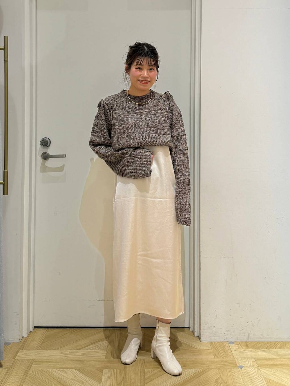 ホワイト系のその他アウター、ホワイト系のブーツ、ブラウン系のワンピースを着用したレディースの冬コーディネートの5枚目の写真