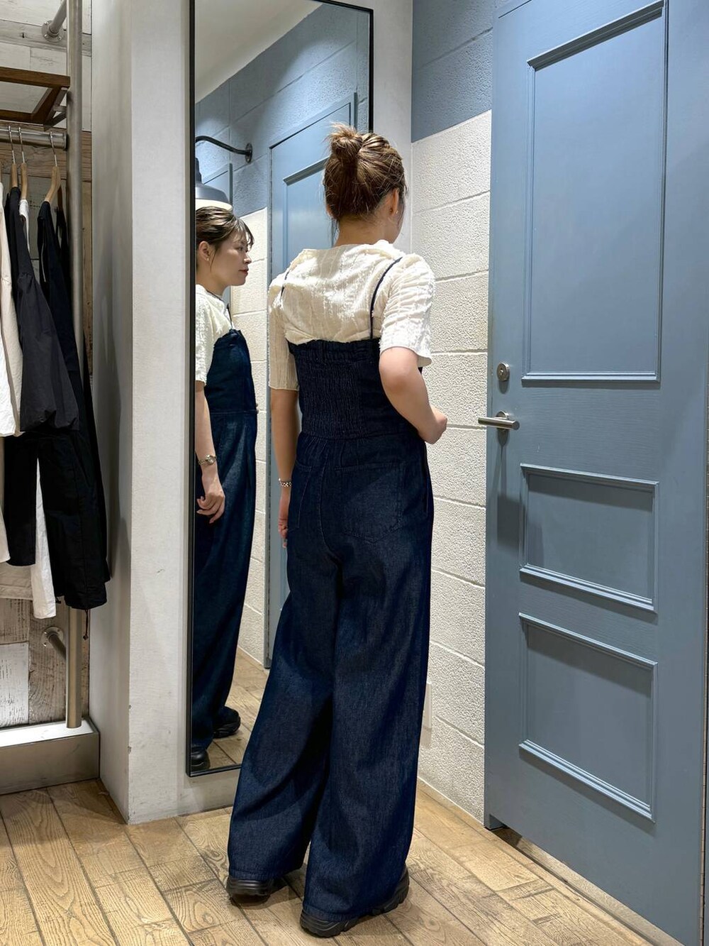 ホワイト系のTシャツ/カットソー、ブラック系のスニーカー、ブルー系のサロペット/オーバーオールを着用したレディースの夏コーディネートの3枚目の写真