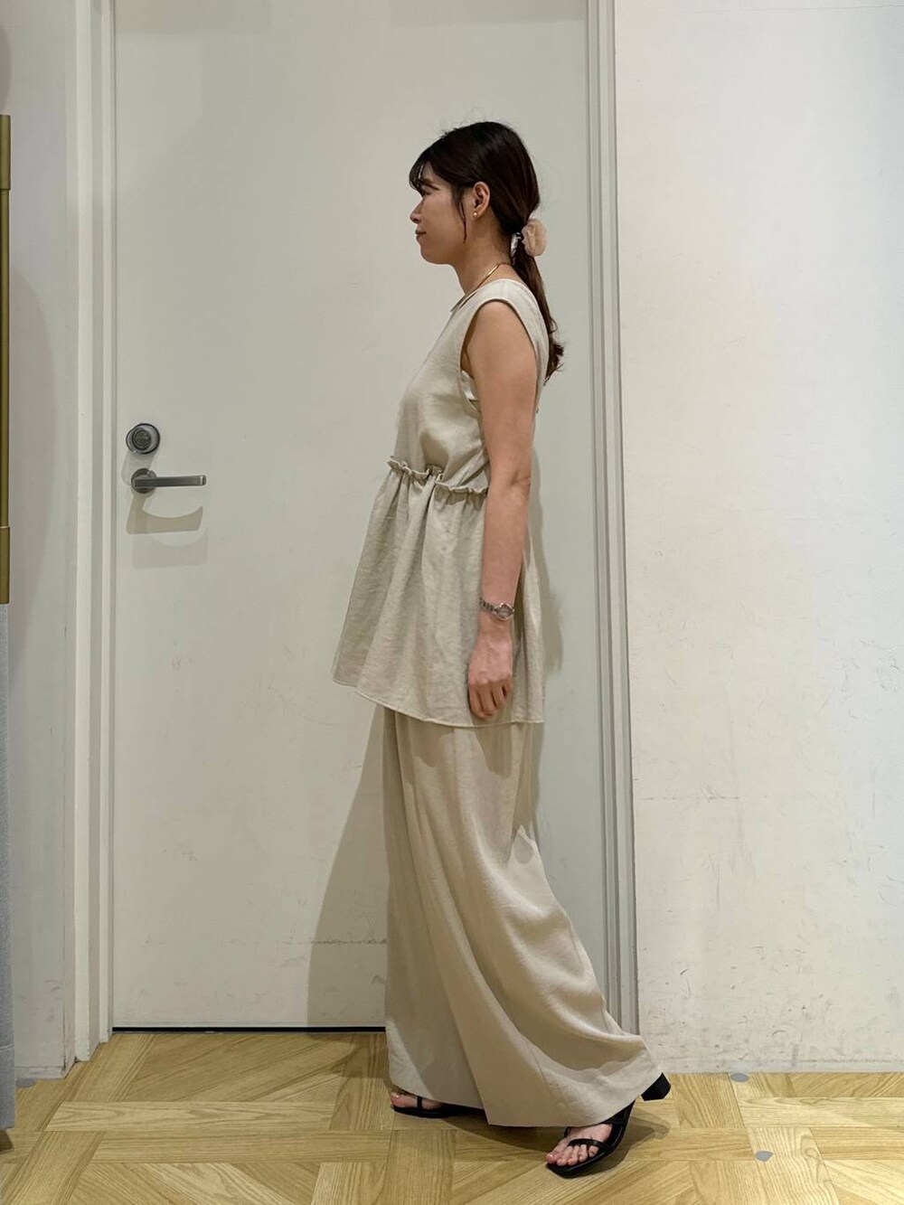 ホワイト系のキャミソール、ブラック系のサンダル、ホワイト系のサロペット/オーバーオールを着用したレディースの夏コーディネートの2枚目の写真