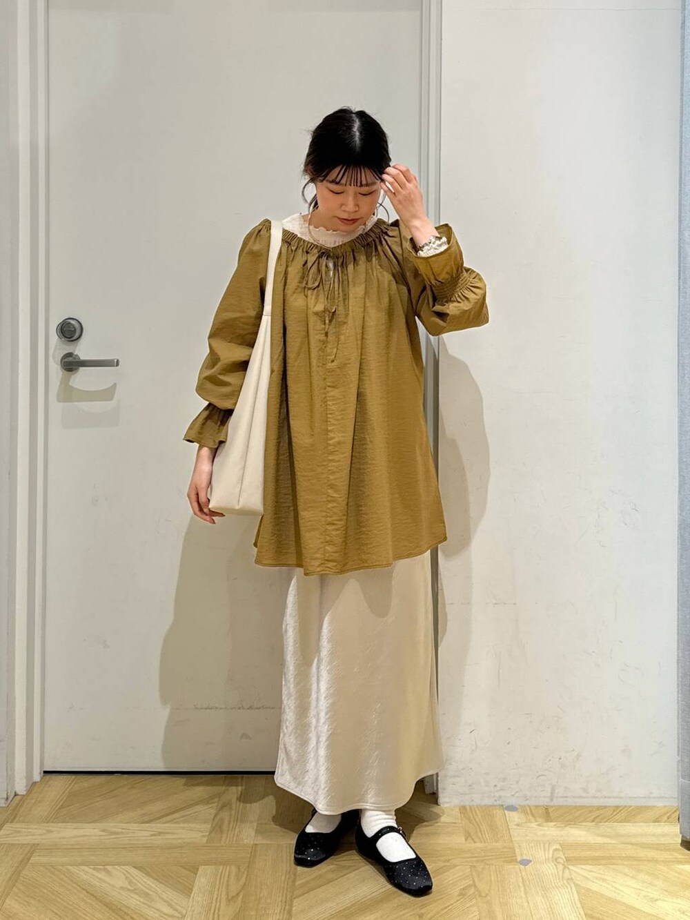 ホワイト系のショルダーバッグ、ホワイト系のTシャツ/カットソー、その他のバレエシューズを着用したレディースの春コーディネートの3枚目の写真