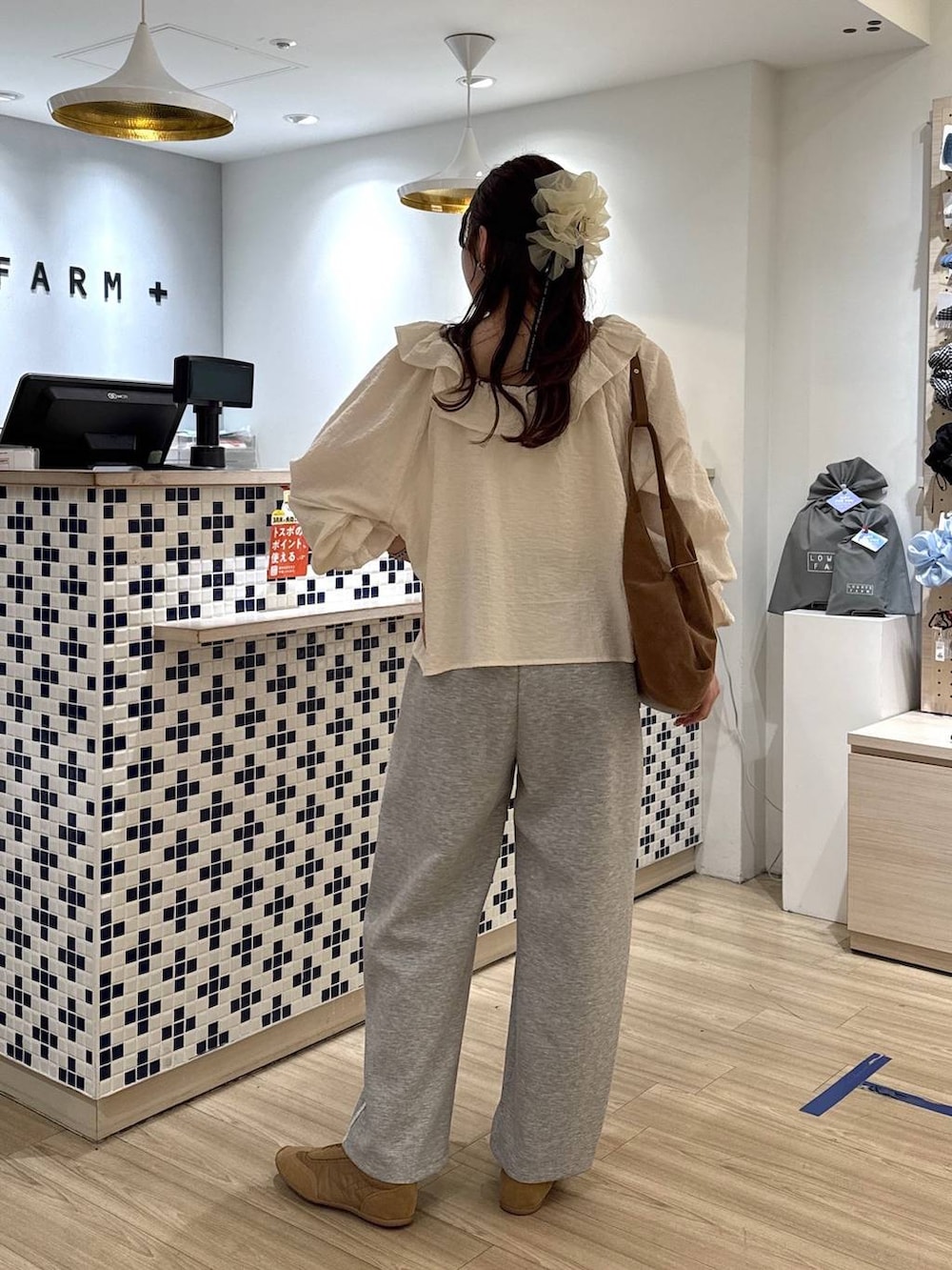 グレー系のスウェットパンツ、ブラウン系のスニーカー、ホワイト系のシャツ/ブラウスを着用したレディースの春コーディネートの4枚目の写真